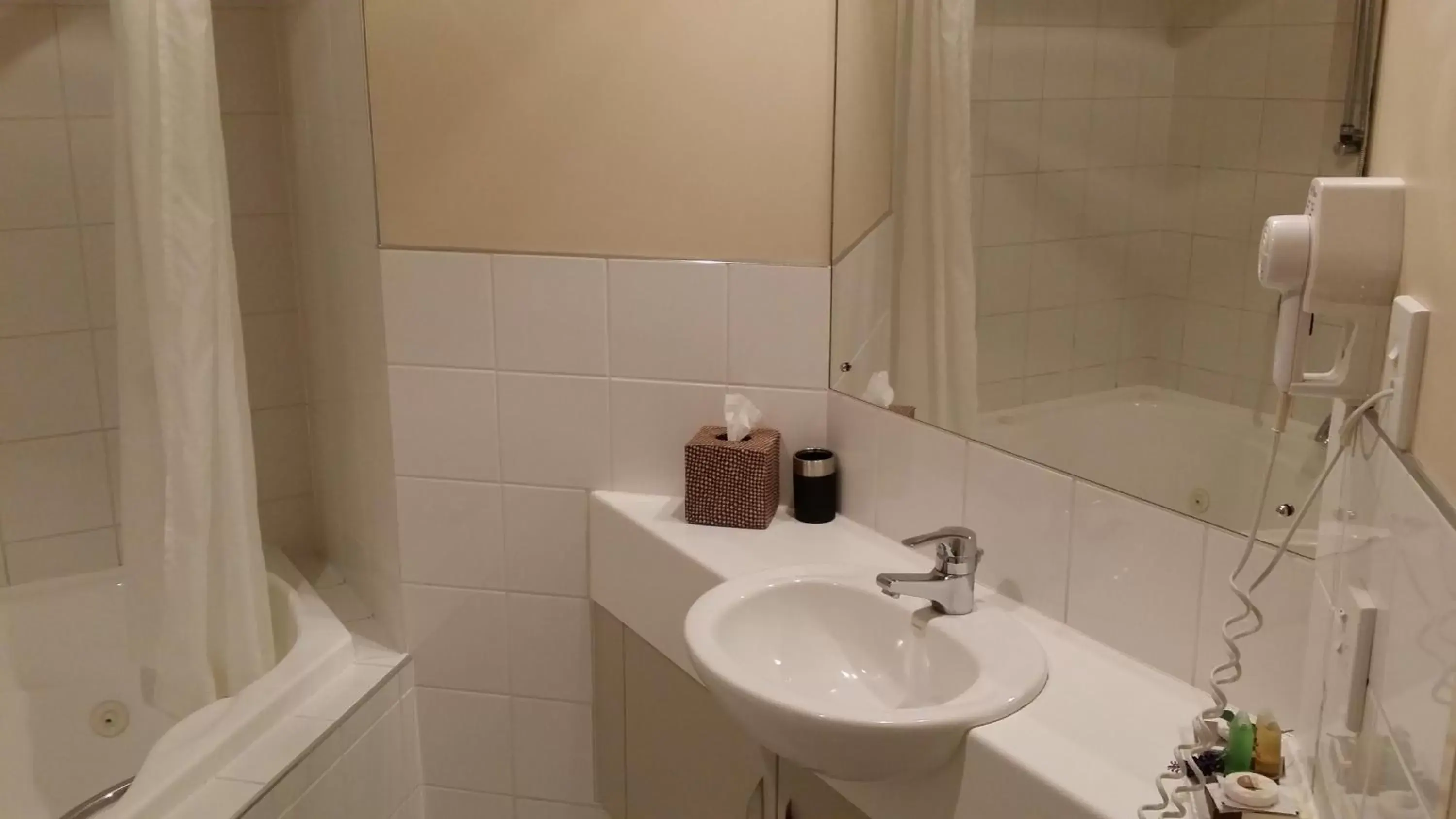 Executive One-Bedroom Apartment in Cedar Grove Motor Lodge Executive One-Bedroom Apartment in Cedar Grove Motor Lodge