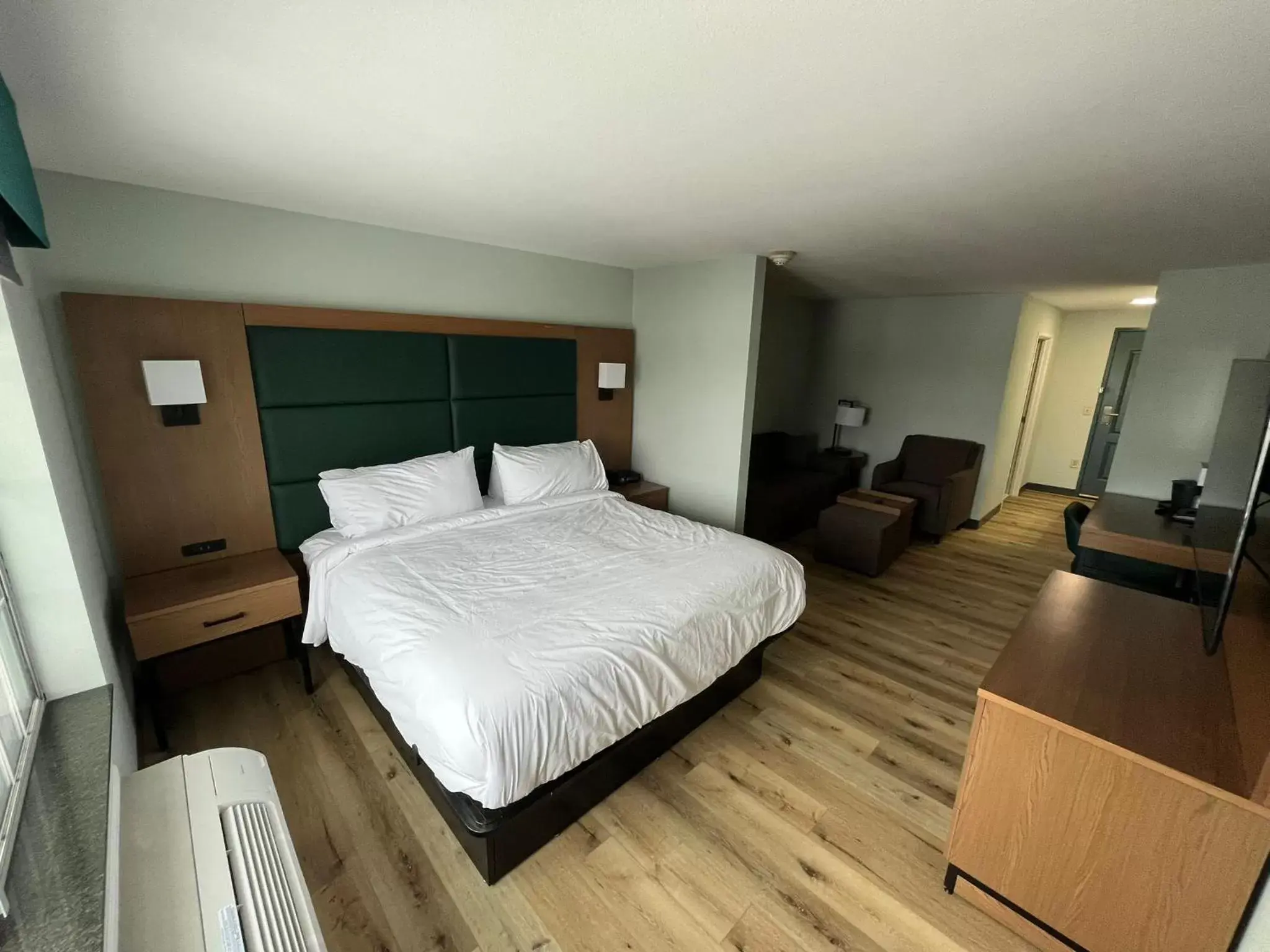 King Room with Mobility Access and Bathtub with Grab Bars, Non-Smoking in Wingate By Wyndham Mansfield Ontario King Room with Mobility Access and Bathtub with Grab Bars, Non-Smoking in Wingate By Wyndham Mansfield Ontario