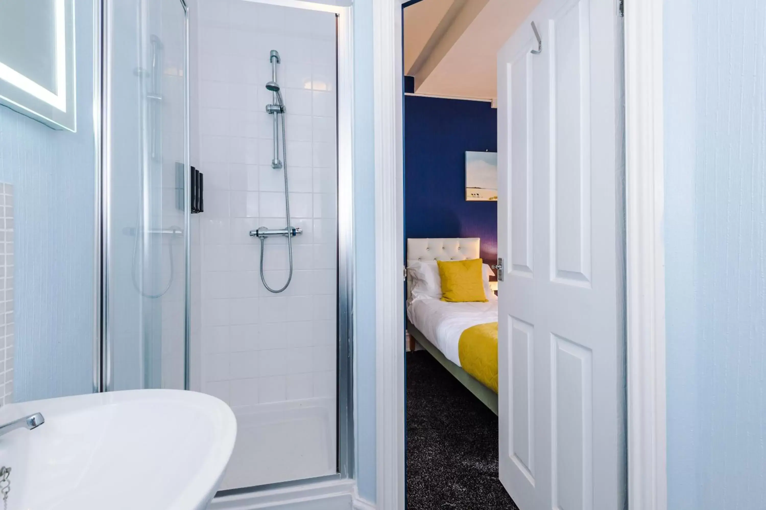 Twin Room with Bathroom in Pebbles Guest House Twin Room with Bathroom in Pebbles Guest House