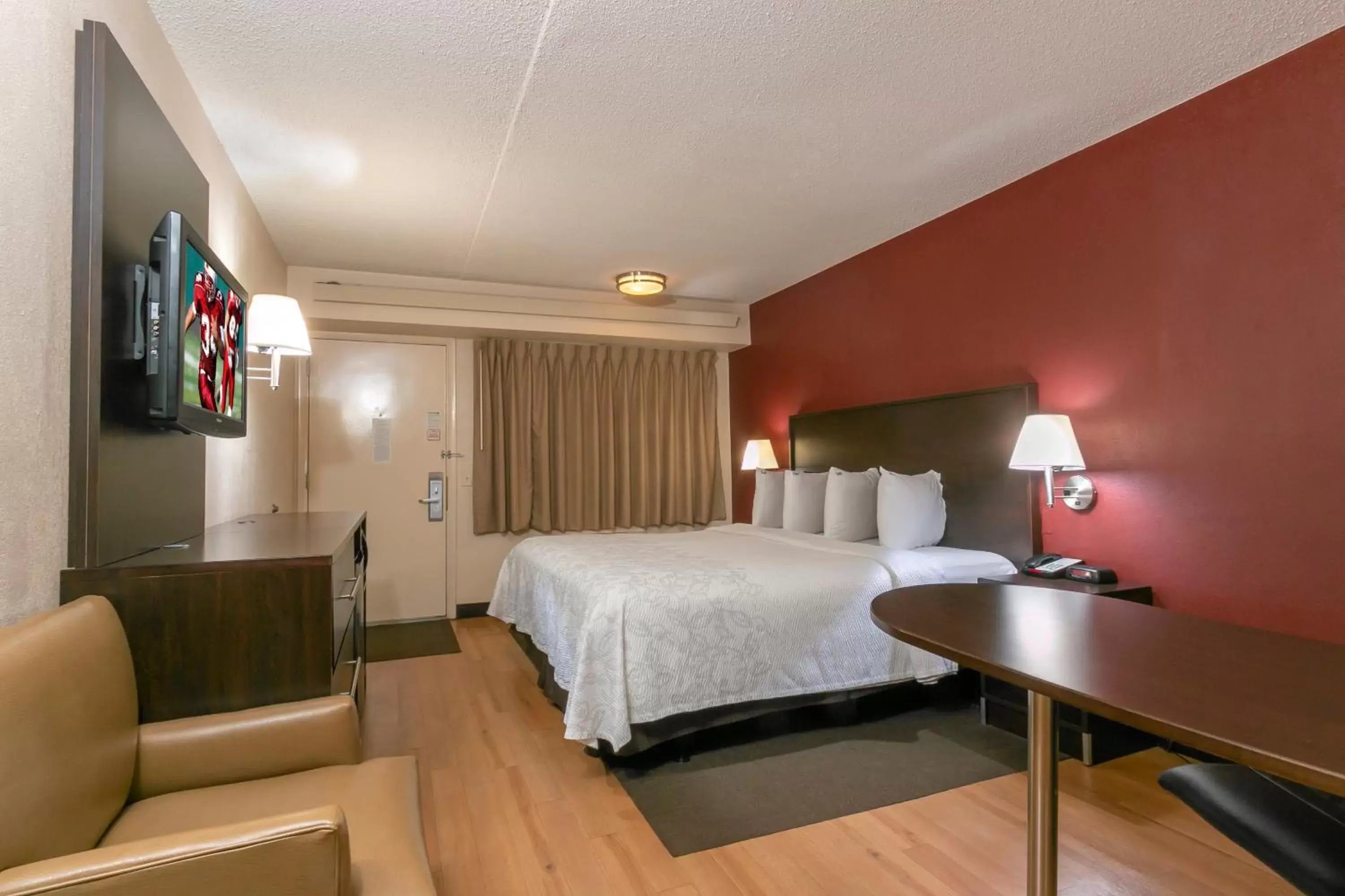 Deluxe King Room Disability Access Smoke Free in Red Roof Inn PLUS+ Washington DC - Manassas Deluxe King Room Disability Access Smoke Free in Red Roof Inn PLUS+ Washington DC - Manassas