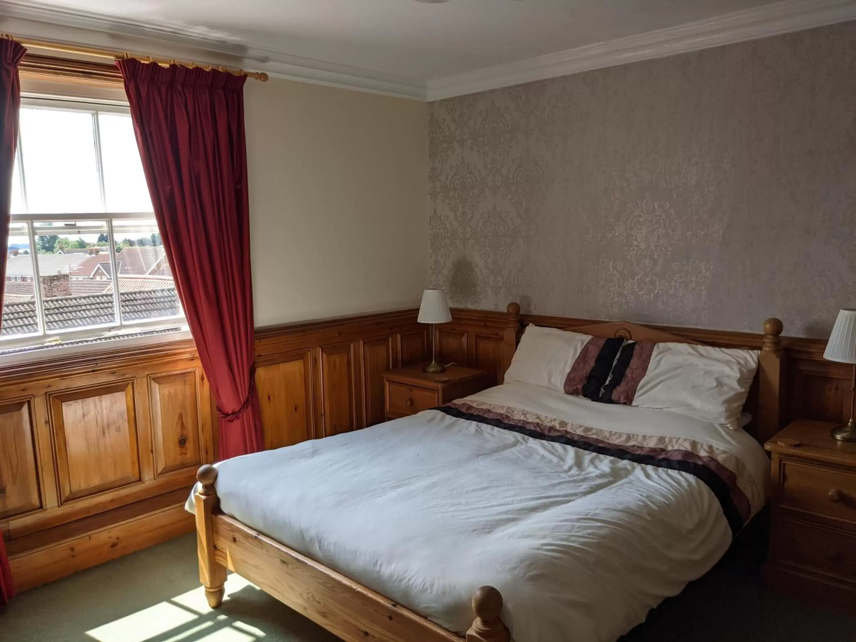 Double Room - single occupancy in The Londesborough Arms bar with en-suite rooms Double Room - single occupancy in The Londesborough Arms bar with en-suite rooms