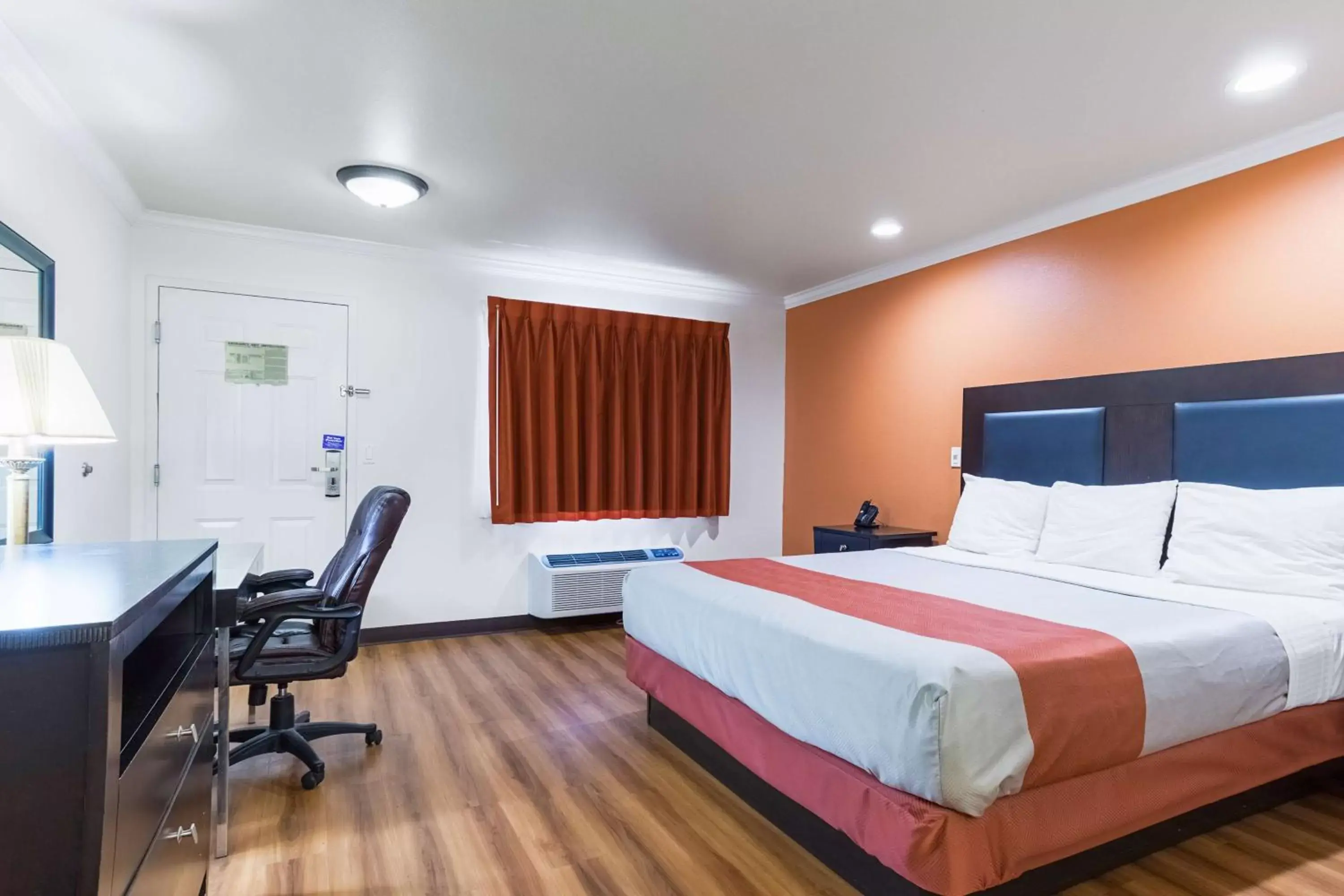 Superior King Room - Non-Smoking in Motel 6-Mojave, CA - Airport Superior King Room - Non-Smoking in Motel 6-Mojave, CA - Airport