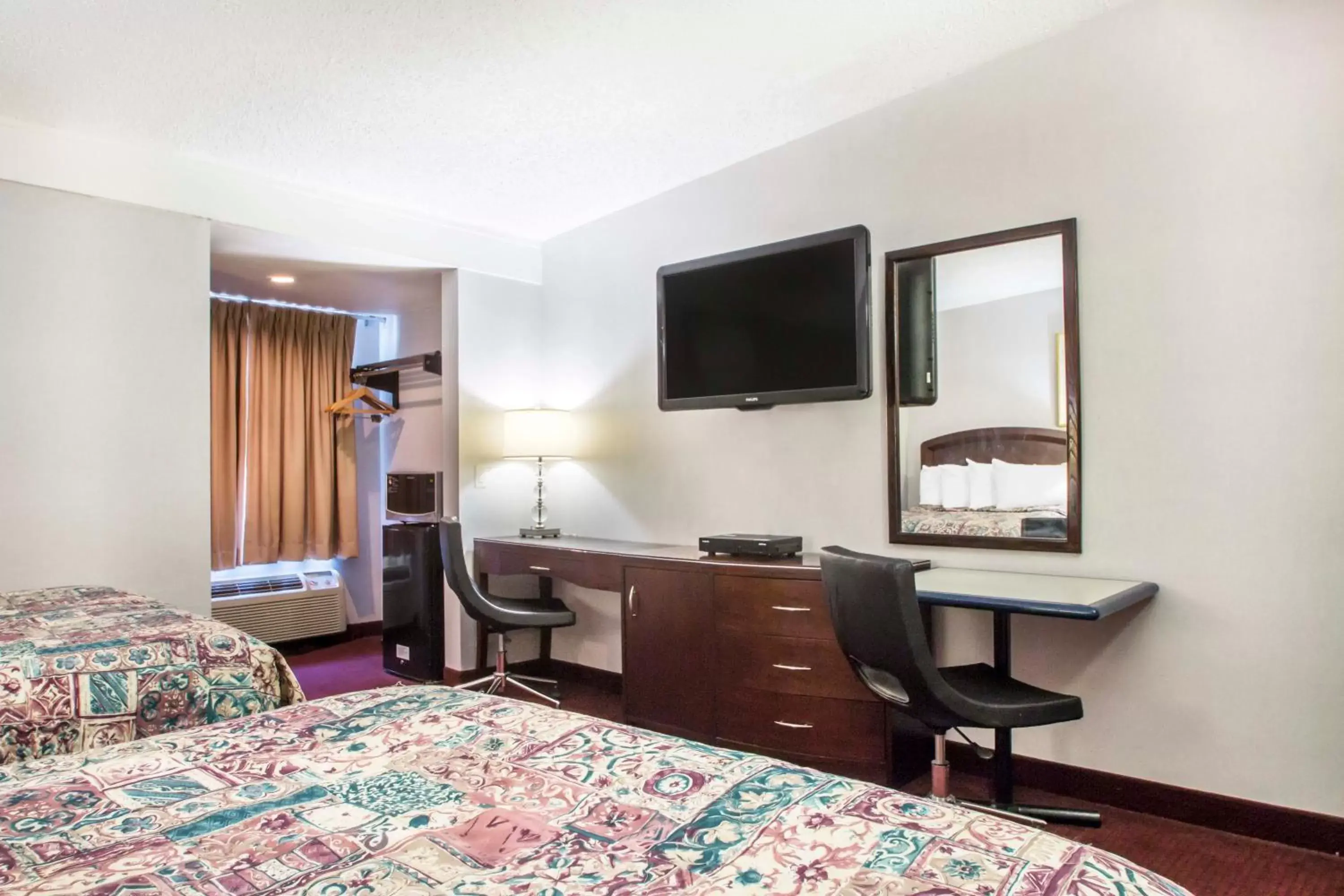 Standard Room with Two Double Beds - Smoking in Rodeway Inn & Suites New Paltz - Hudson Valley Standard Room with Two Double Beds - Smoking in Rodeway Inn & Suites New Paltz - Hudson Valley