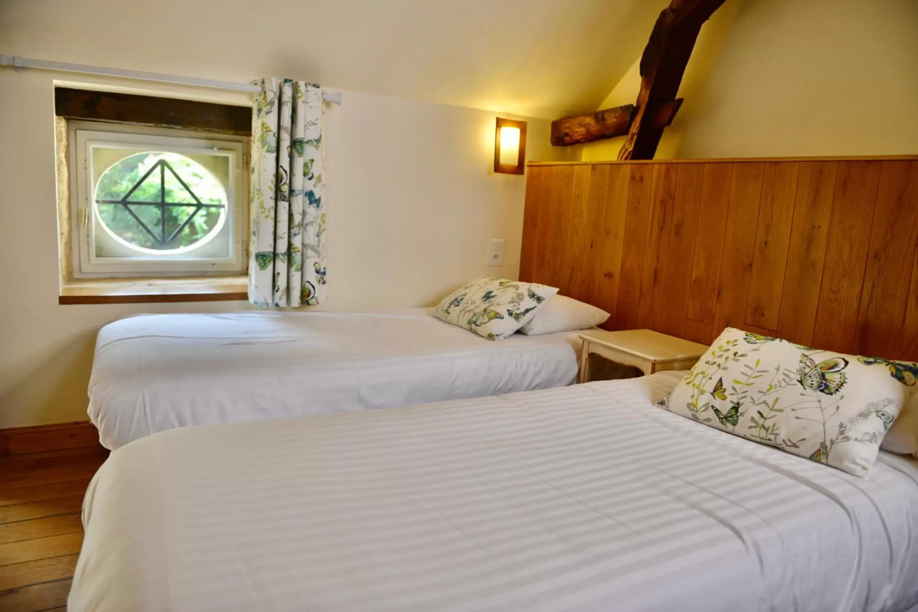 Large Double Room (2nd floor) in La Villa des Consuls - Gîte de tourisme de charme Large Double Room (2nd floor) in La Villa des Consuls - Gîte de tourisme de charme