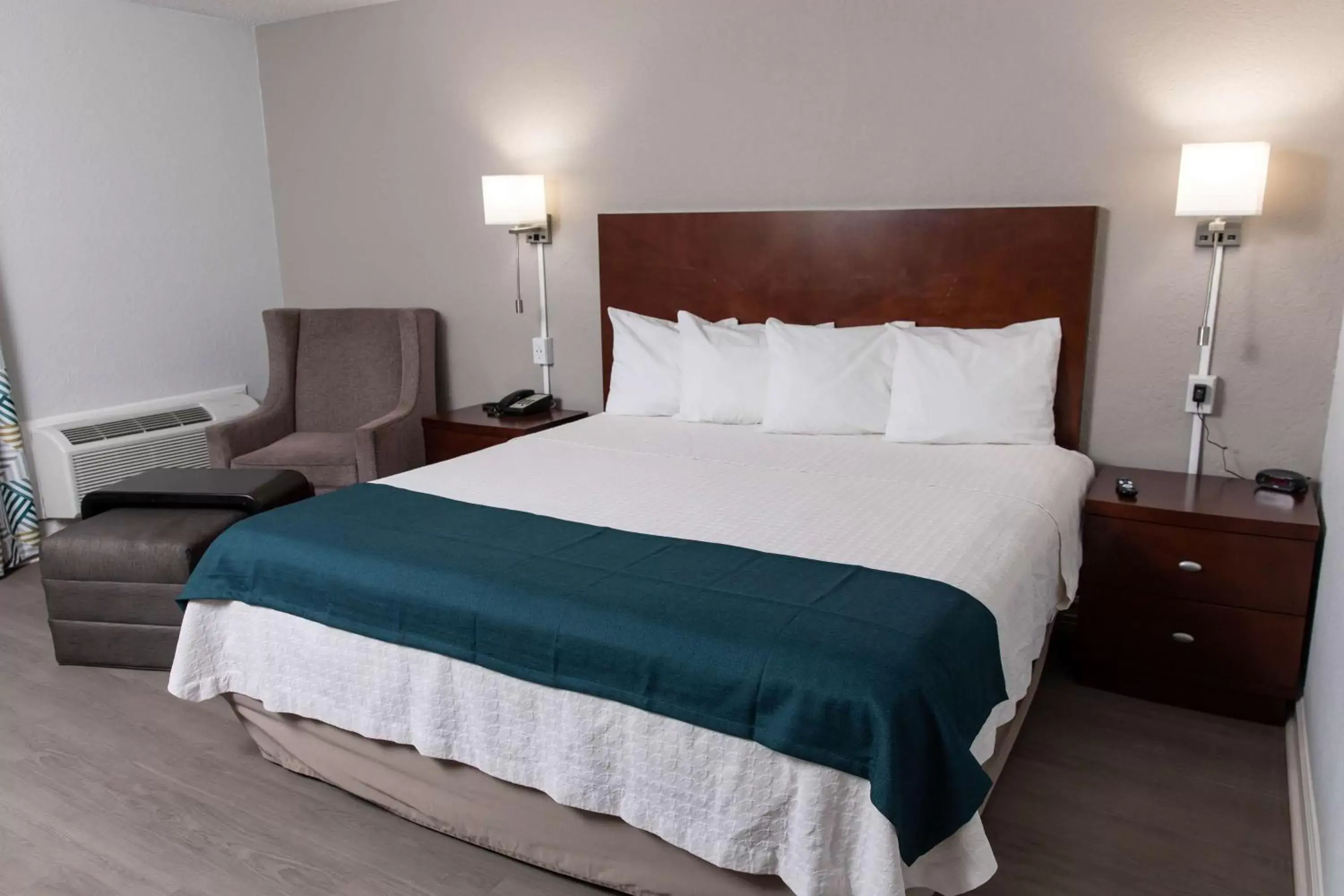 Deluxe King Room - Non-Smoking in Studio 6 Ocala, FL Deluxe King Room - Non-Smoking in Studio 6 Ocala, FL