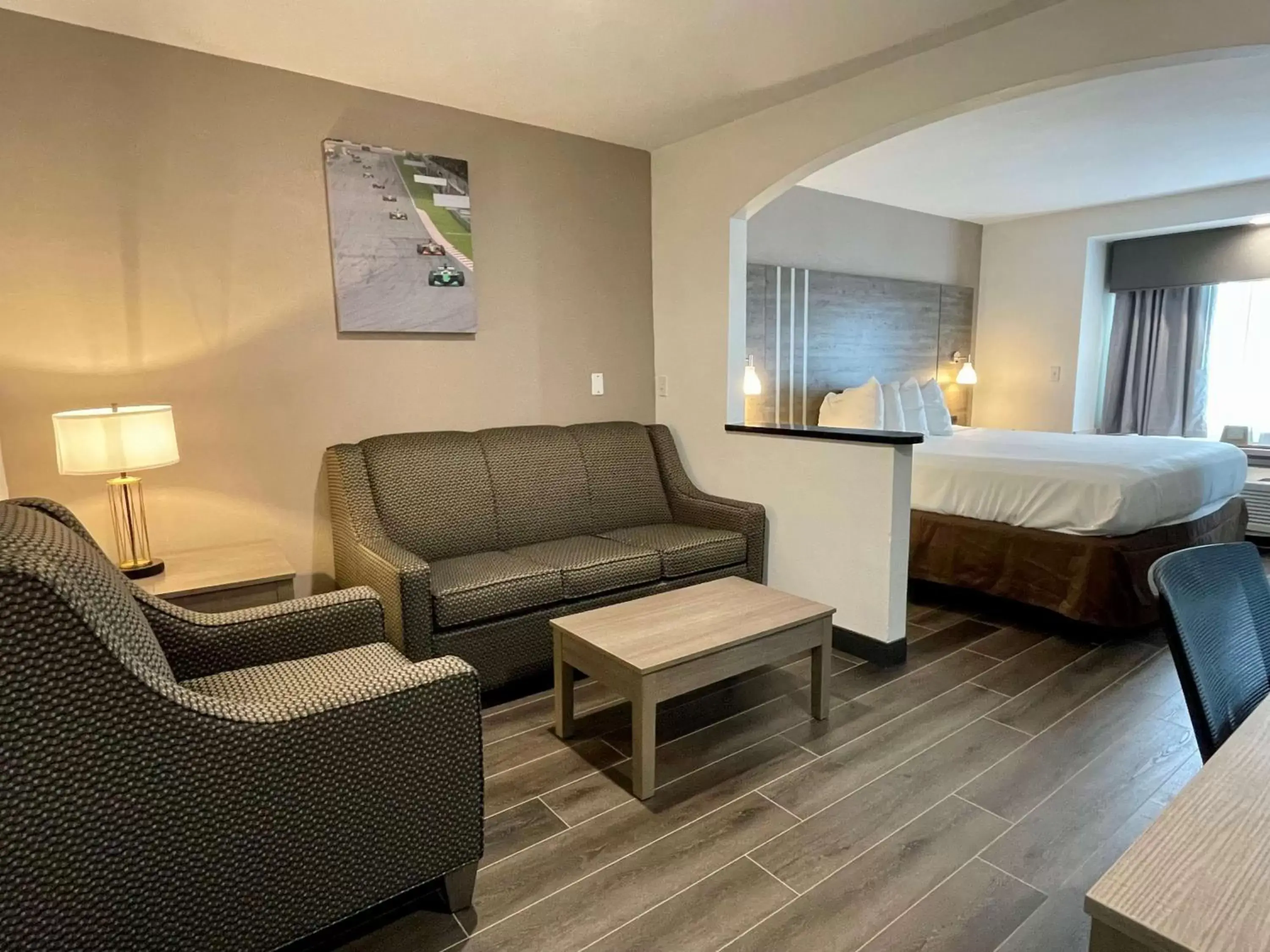 King Room with Roll-In Shower - Disability Access in Best Western Roanoke Inn & Suites King Room with Roll-In Shower - Disability Access in Best Western Roanoke Inn & Suites