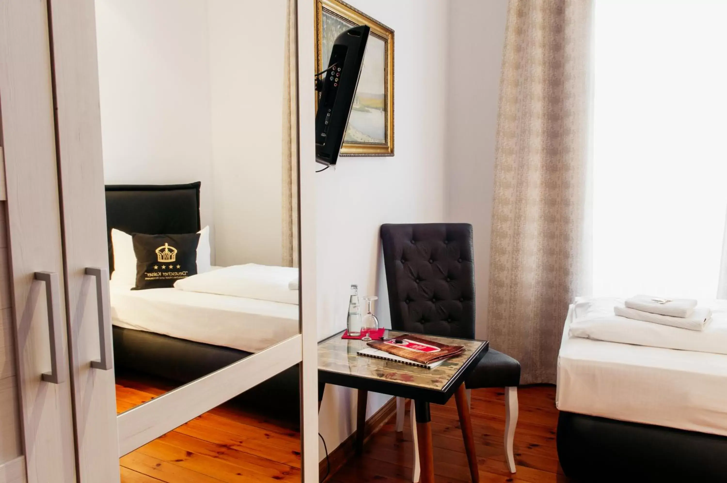 Single Room - Historical Building in Hotel & Restaurant "Deutscher Kaiser" Single Room - Historical Building in Hotel & Restaurant "Deutscher Kaiser"