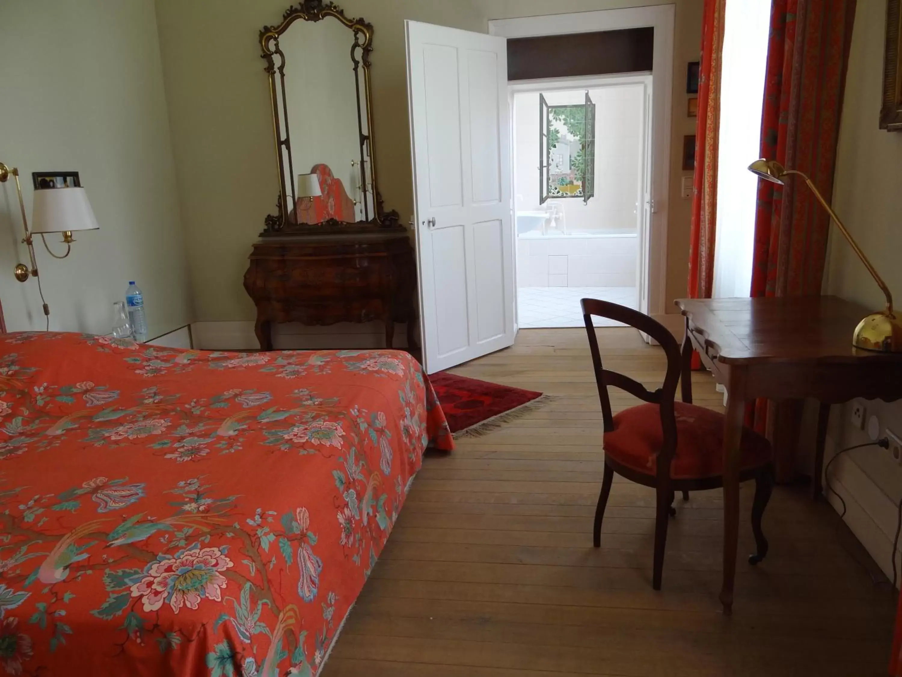 Superior King Room - single occupancy in Château Mesny Superior King Room - single occupancy in Château Mesny