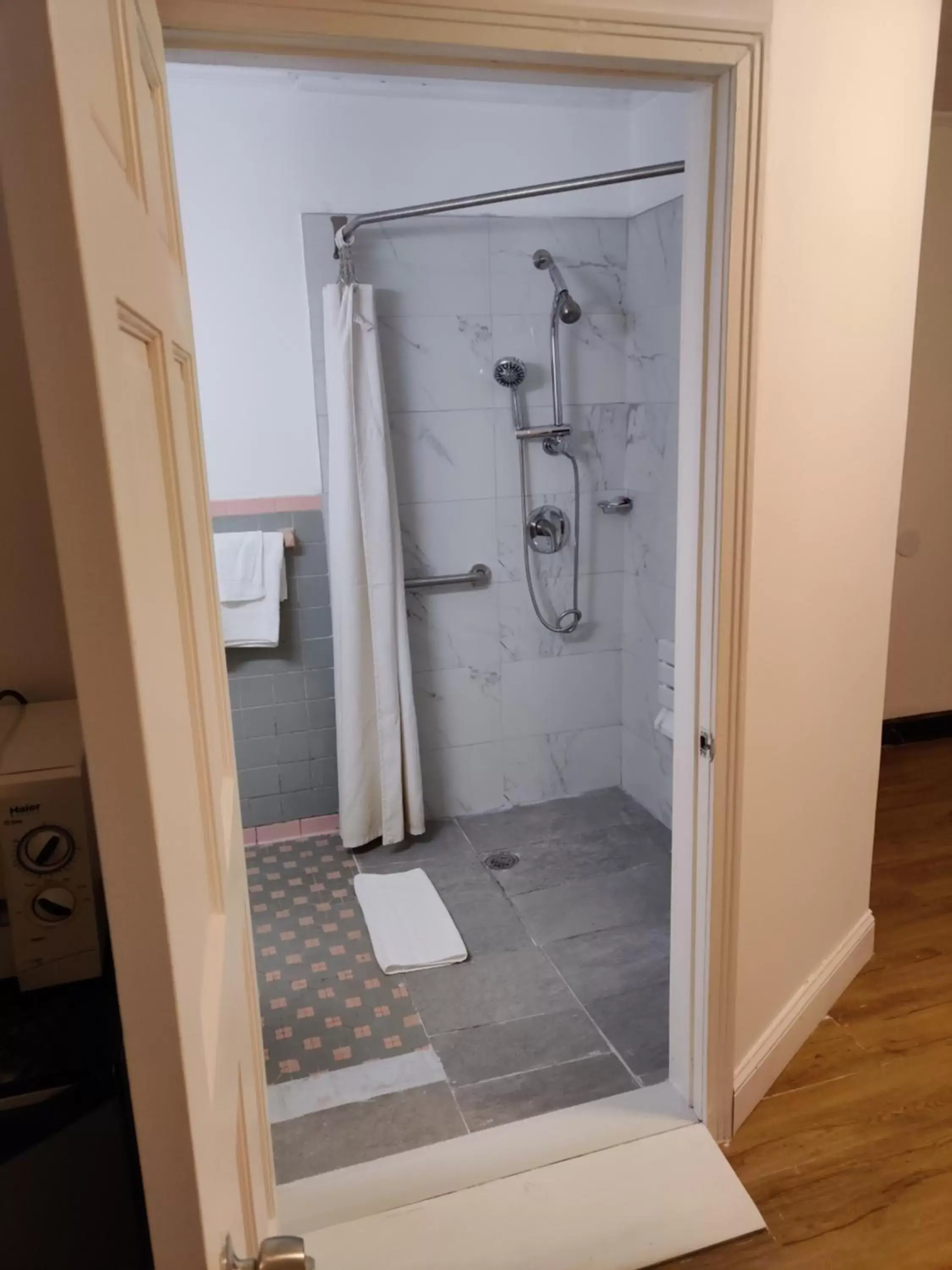 Bathroom in Cadet Motel Bathroom in Cadet Motel