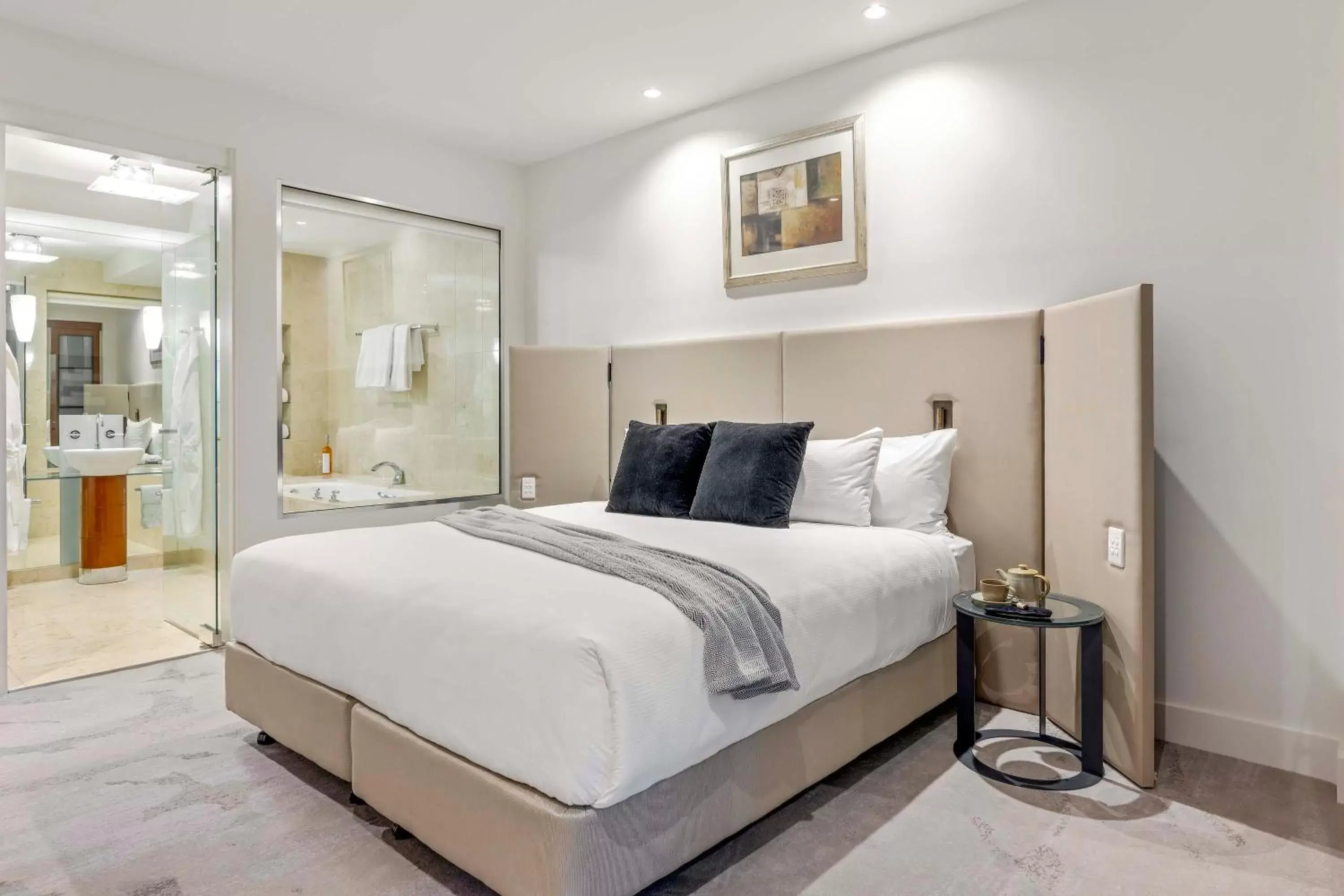 Peppers Deluxe Suite in Peppers Waymouth Hotel Peppers Deluxe Suite in Peppers Waymouth Hotel