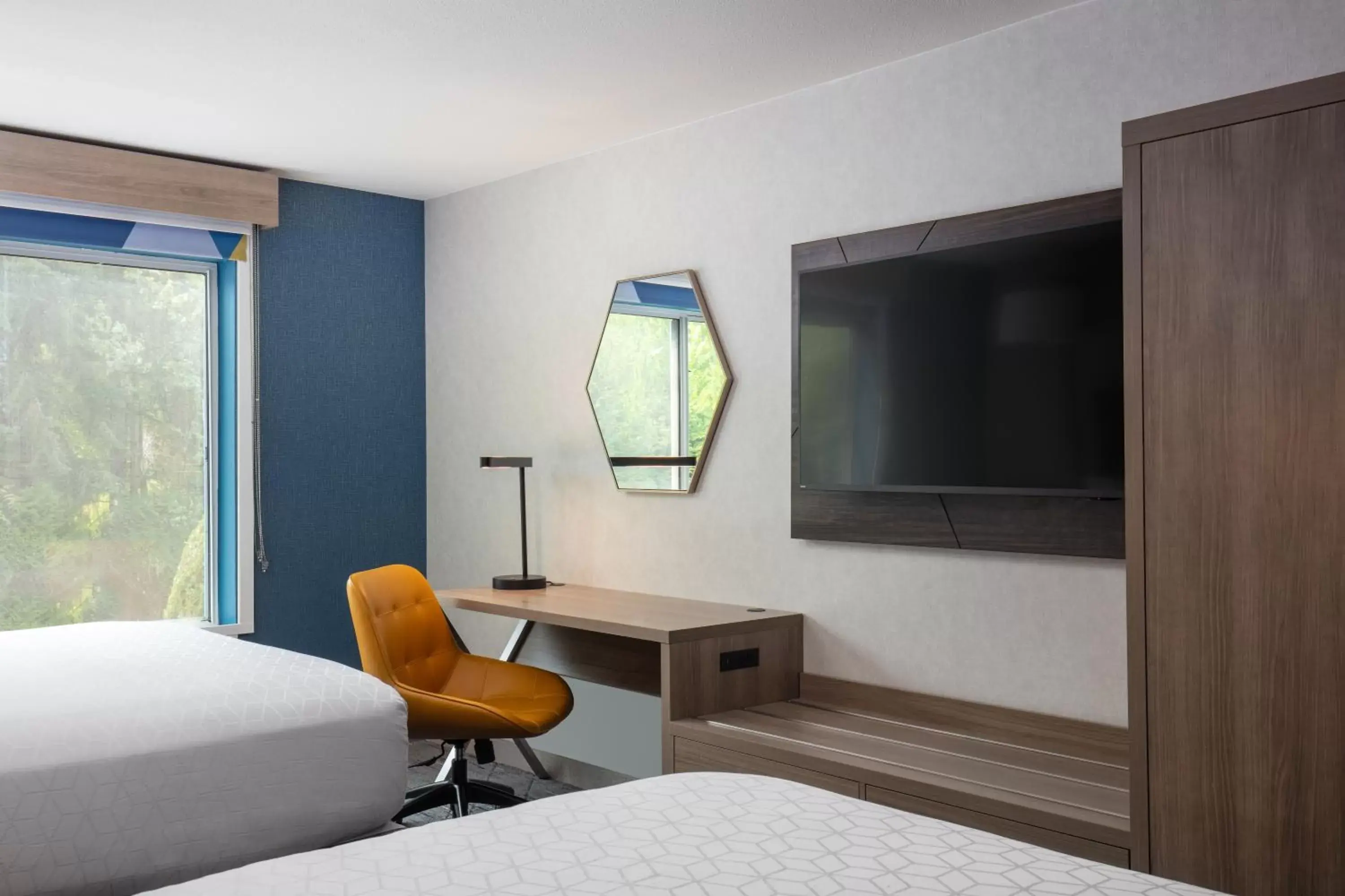 2 Queen Beds Mobility Access/ Hearing Accessible - Non-Smoking in Holiday Inn Express Bothell, an IHG Hotel 2 Queen Beds Mobility Access/ Hearing Accessible - Non-Smoking in Holiday Inn Express Bothell, an IHG Hotel