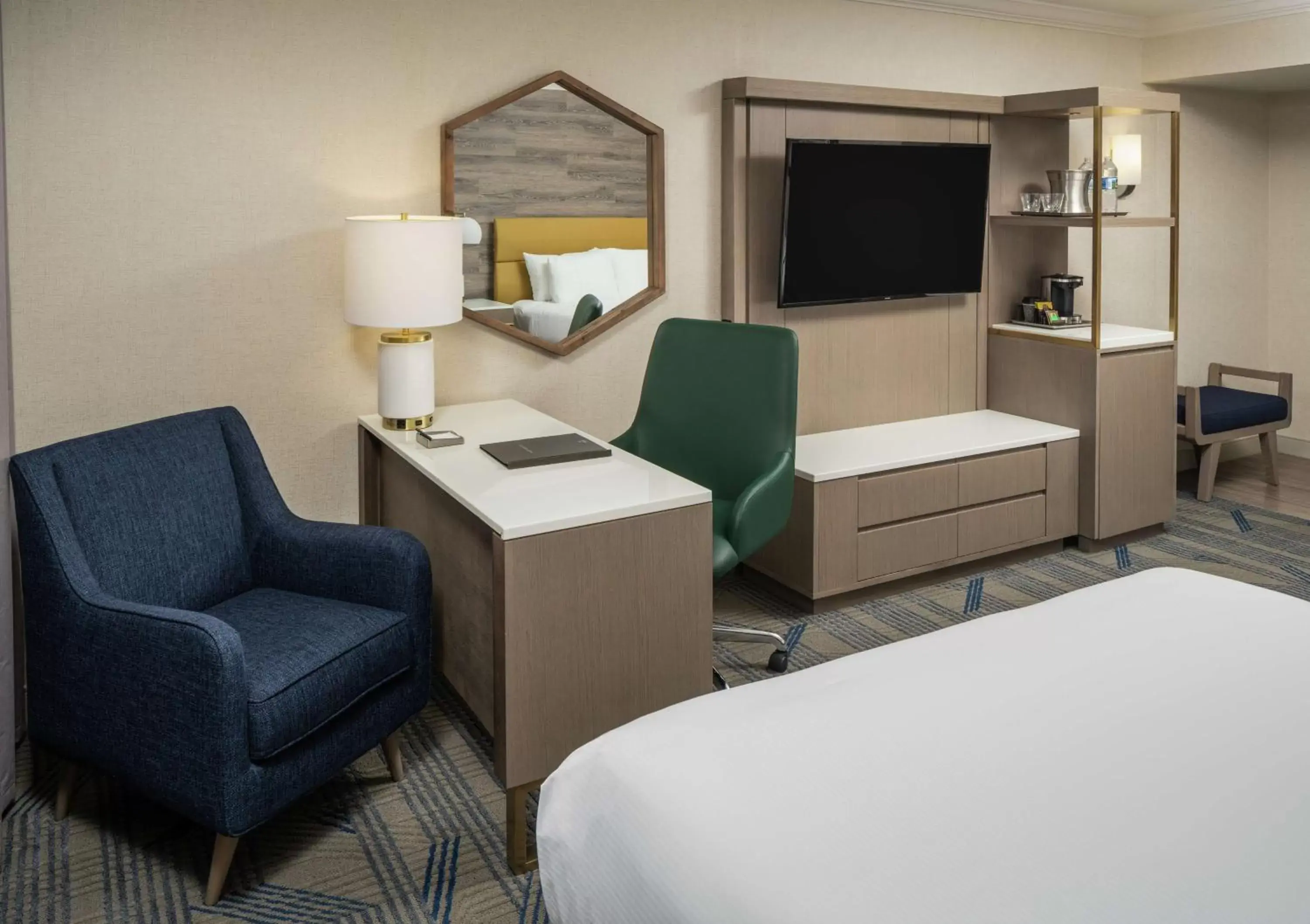 Queen Room with Roll-in Shower - Mobility and Hearing Access/Non-Smoking in Hilton Durham near Duke University Queen Room with Roll-in Shower - Mobility and Hearing Access/Non-Smoking in Hilton Durham near Duke University