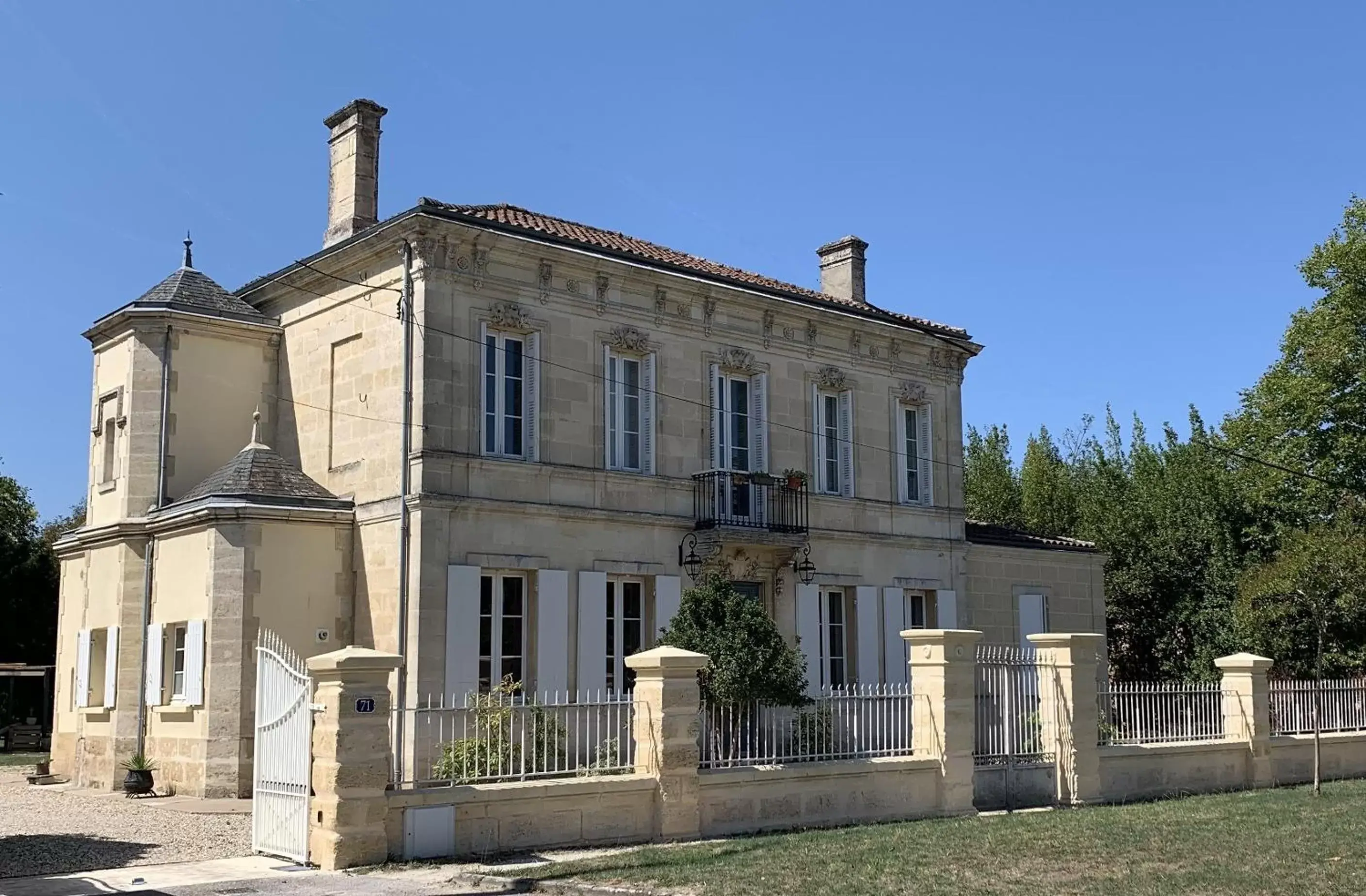 Property Building in Suite privative Abella - Aile de maison bourgeoise Property Building in Suite privative Abella - Aile de maison bourgeoise