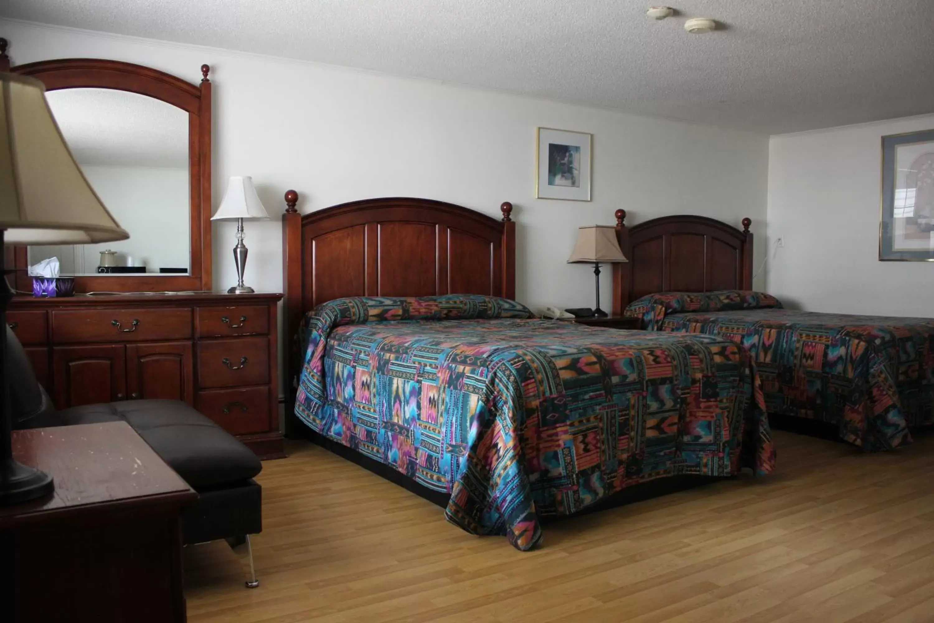 Queen Room with Two Queen Beds in Stonehouse Motel and Restaurant Queen Room with Two Queen Beds in Stonehouse Motel and Restaurant