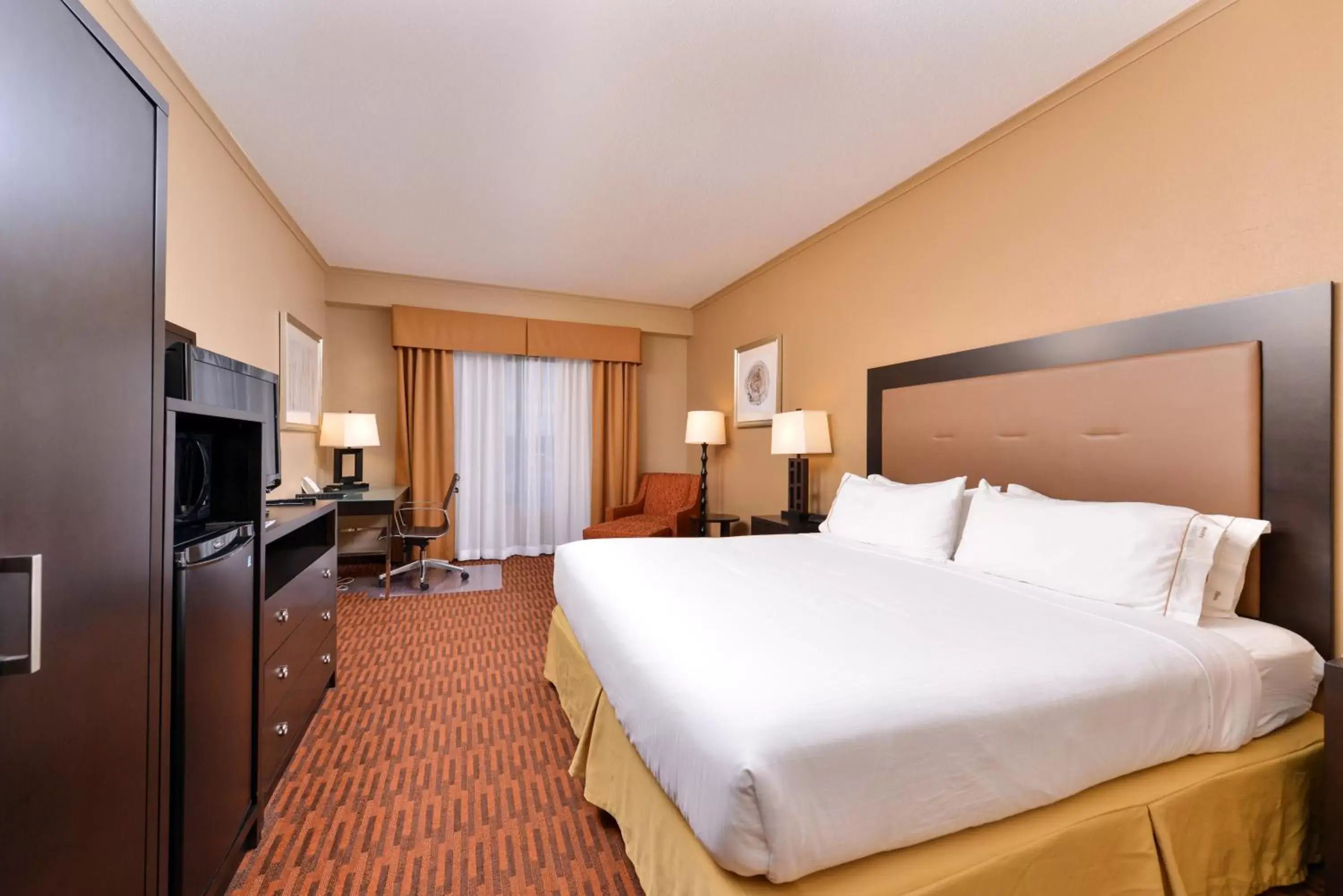 King Room with Roll-In Shower - Hearing Accessible/Non-Smoking in Holiday Inn Express Breezewood, an IHG Hotel King Room with Roll-In Shower - Hearing Accessible/Non-Smoking in Holiday Inn Express Breezewood, an IHG Hotel