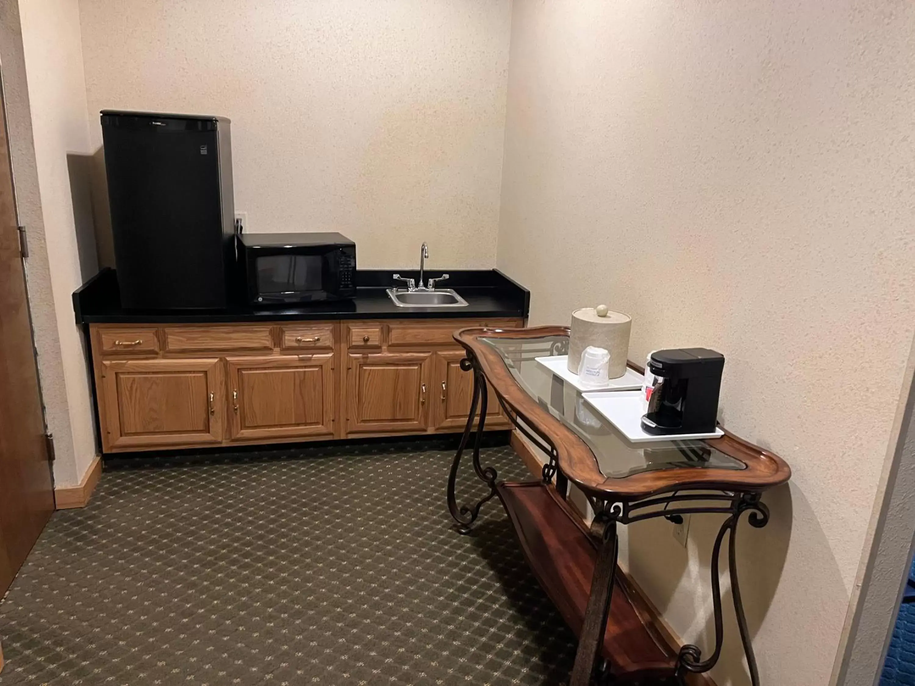 1 King Bed, 1 Bedroom Suite, South Tower, Non-Smoking in Days Inn & Suites by Wyndham Sutton Flatwoods 1 King Bed, 1 Bedroom Suite, South Tower, Non-Smoking in Days Inn & Suites by Wyndham Sutton Flatwoods
