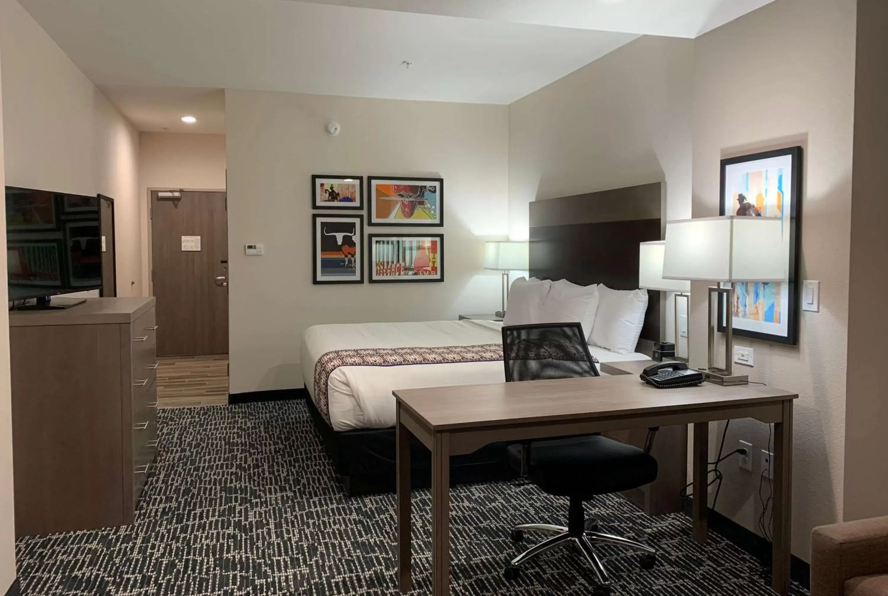King Studio Suite with Mobility/Hearing Access and Bathtub with Grab Bars - No-smoking in La Quinta Inn & Suites by Wyndham - Red Oak TX IH-35E King Studio Suite with Mobility/Hearing Access and Bathtub with Grab Bars - No-smoking in La Quinta Inn & Suites by Wyndham - Red Oak TX IH-35E