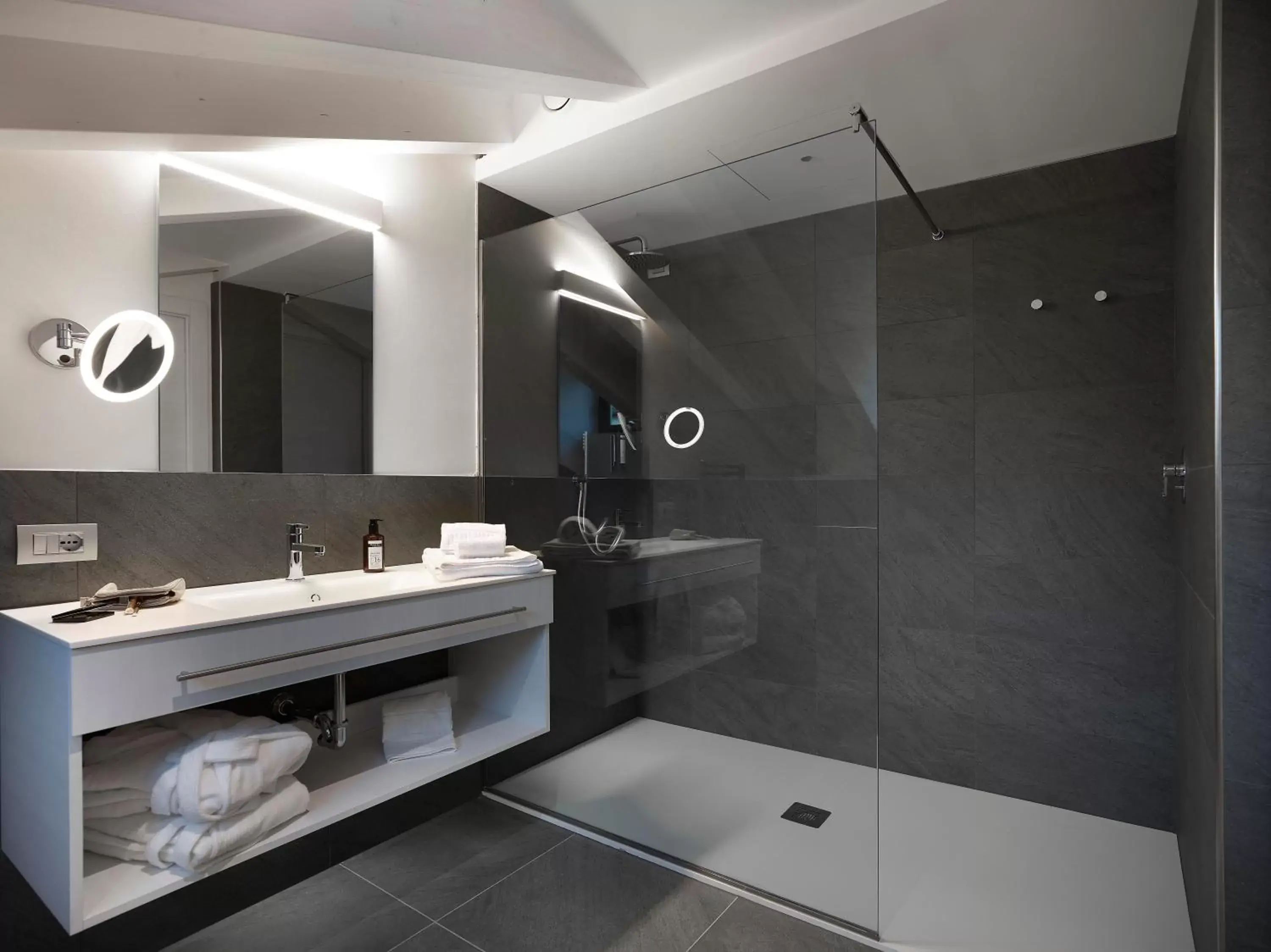 Superior Family Room in Boutique Hotel Touring Superior Family Room in Boutique Hotel Touring