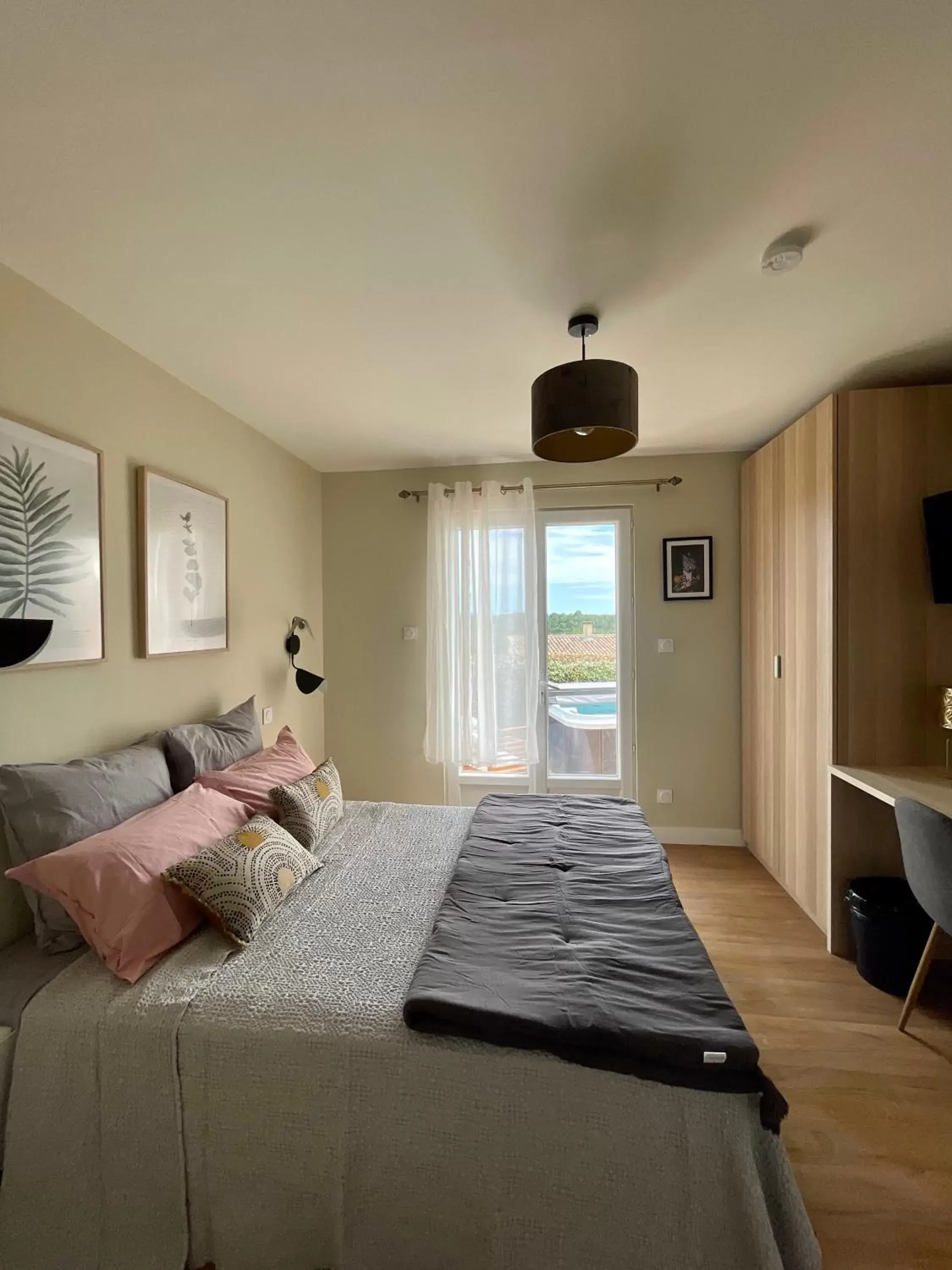 Bed in Chambre d'hôtes avec Jacuzzi Ventoux Cocoon Bed in Chambre d'hôtes avec Jacuzzi Ventoux Cocoon