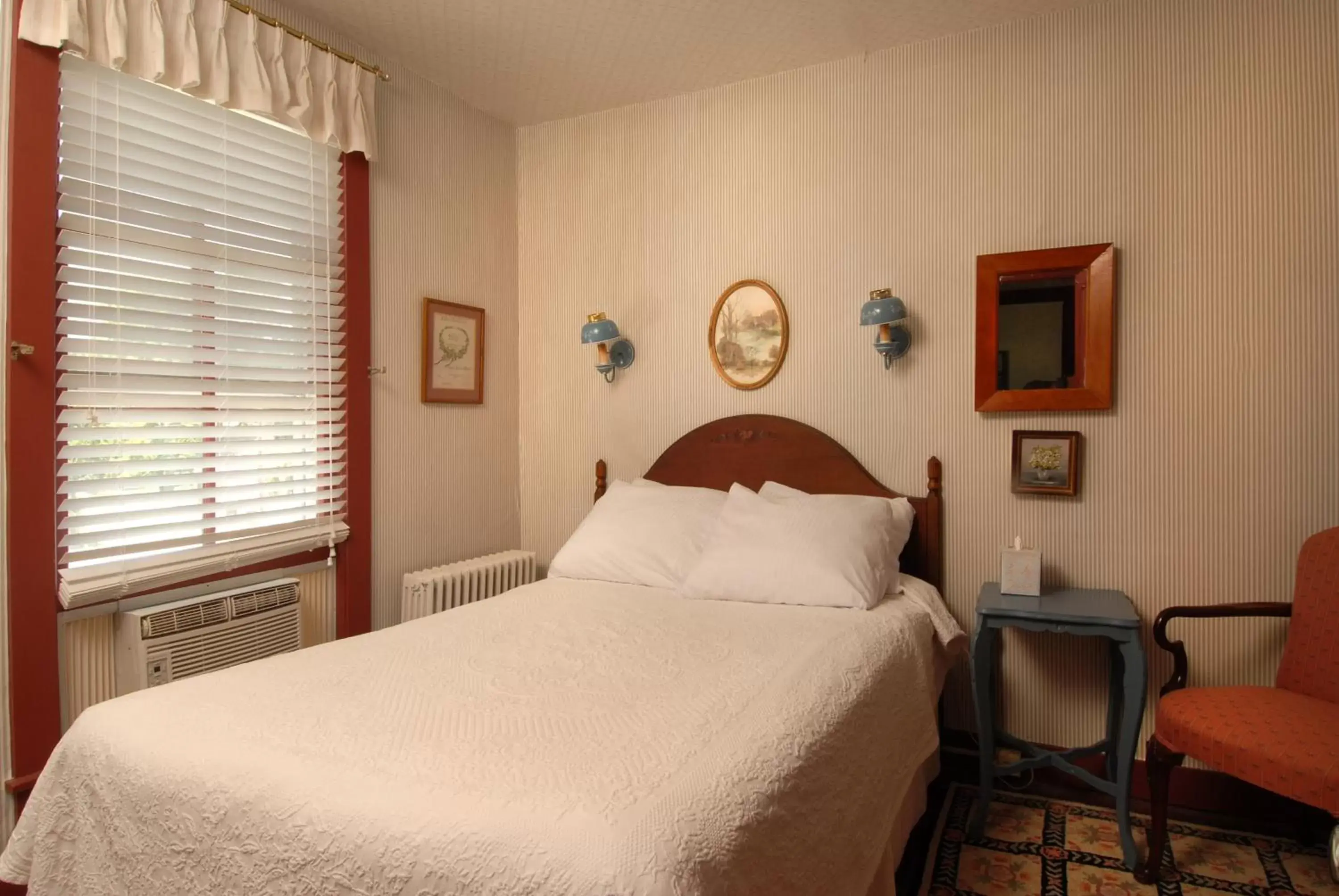 Classic Queen in The Robert Morris Inn Classic Queen in The Robert Morris Inn