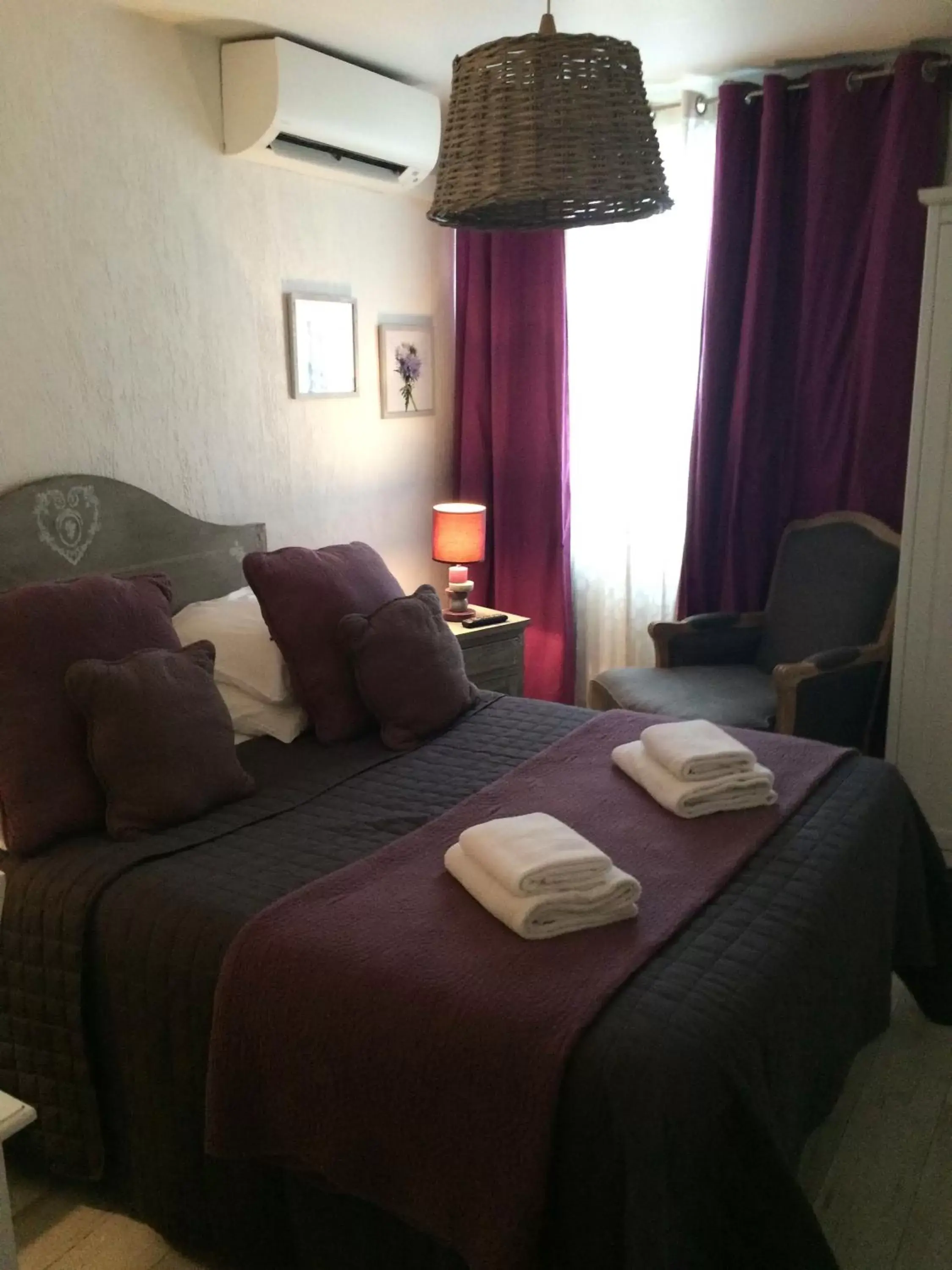 Small Double Room in Hôtel Restaurant Le Provençal Small Double Room in Hôtel Restaurant Le Provençal