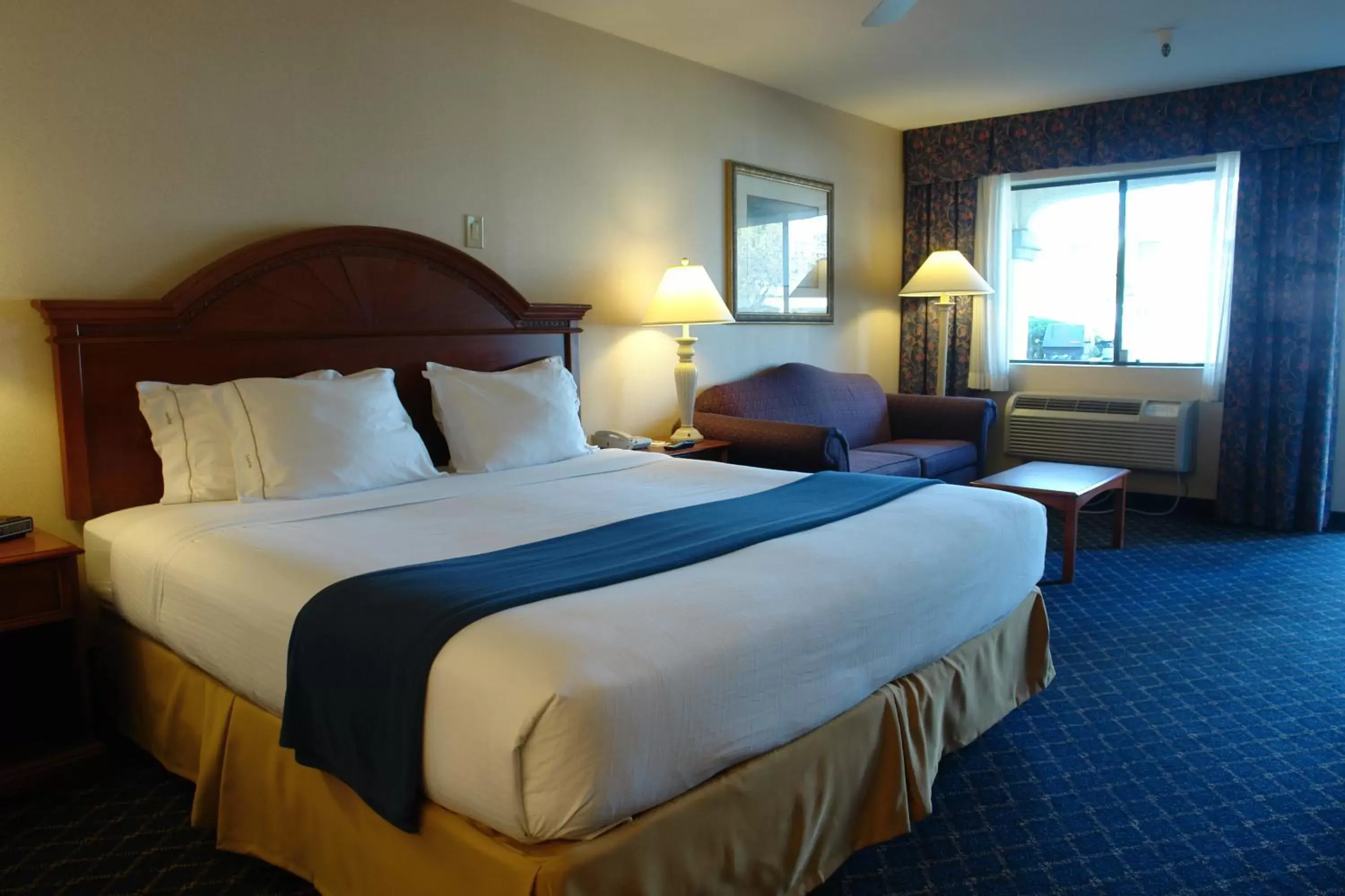 Standard King Room - Smoking in Spark By Hilton Santa Nella Standard King Room - Smoking in Spark By Hilton Santa Nella