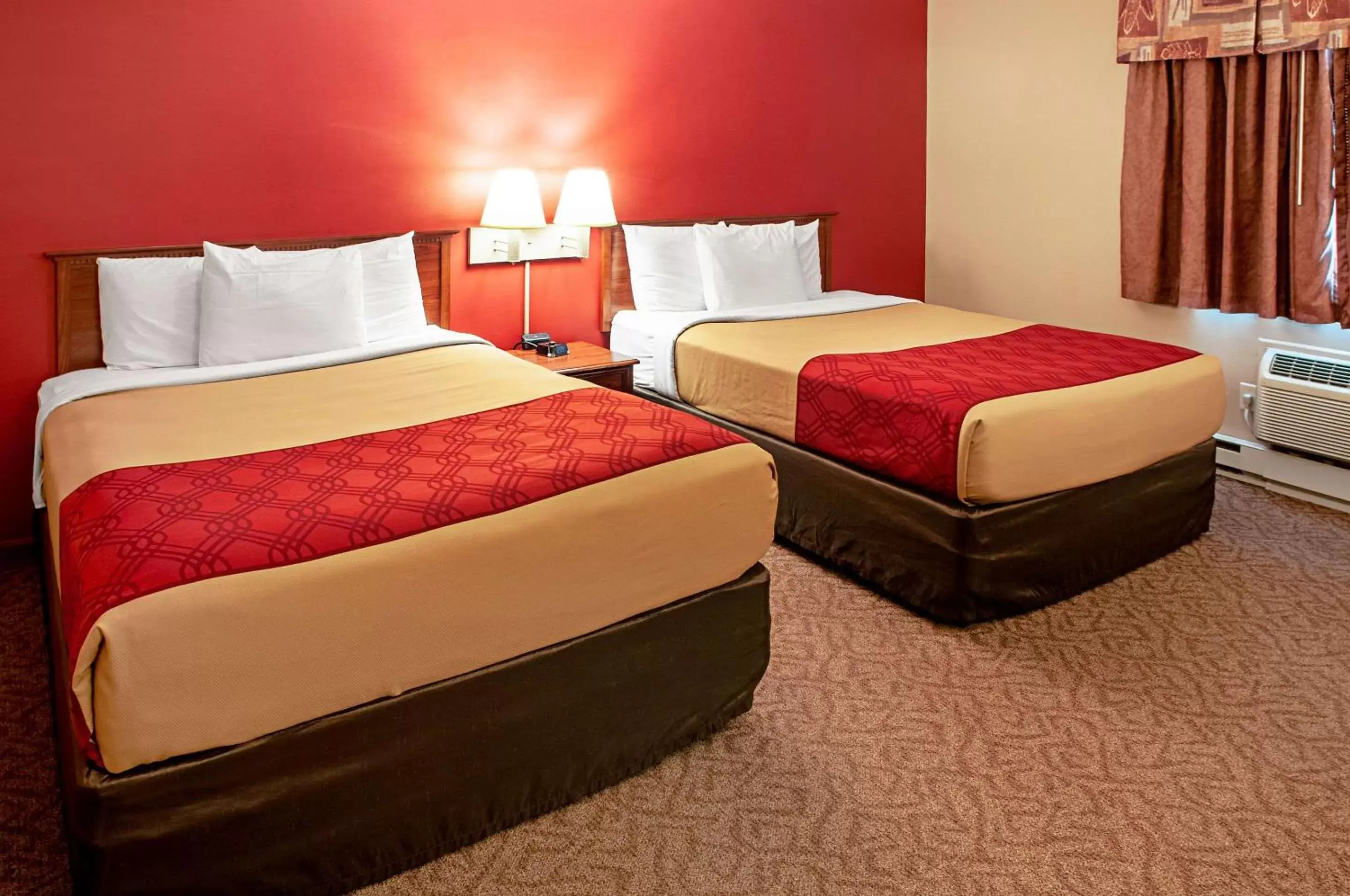 Queen Room with Two Queen Beds - Non-Smoking in Econo Lodge On the Bay Queen Room with Two Queen Beds - Non-Smoking in Econo Lodge On the Bay