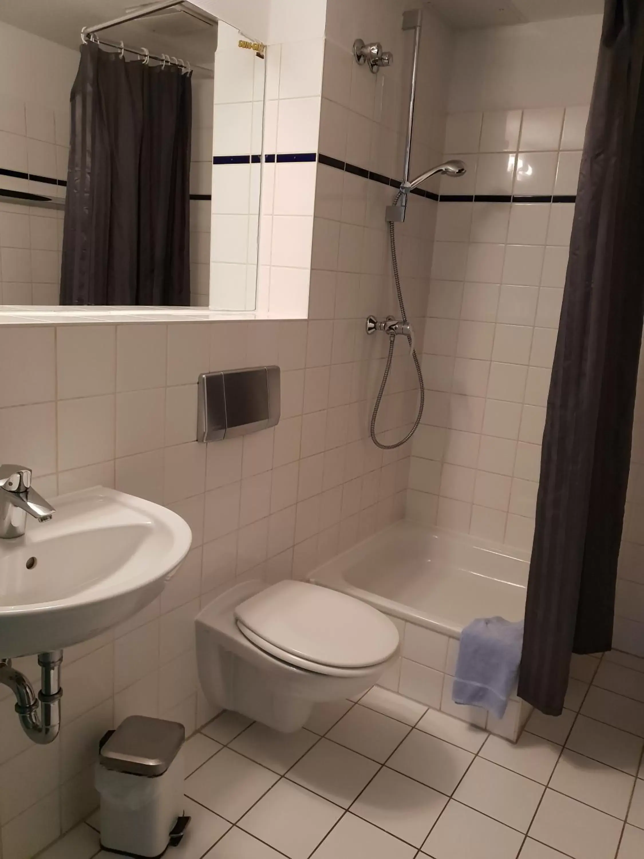 Double Room - single occupancy - 01 - Below Ground Level in Appartement-Hotel Rostock Double Room - single occupancy - 01 - Below Ground Level in Appartement-Hotel Rostock