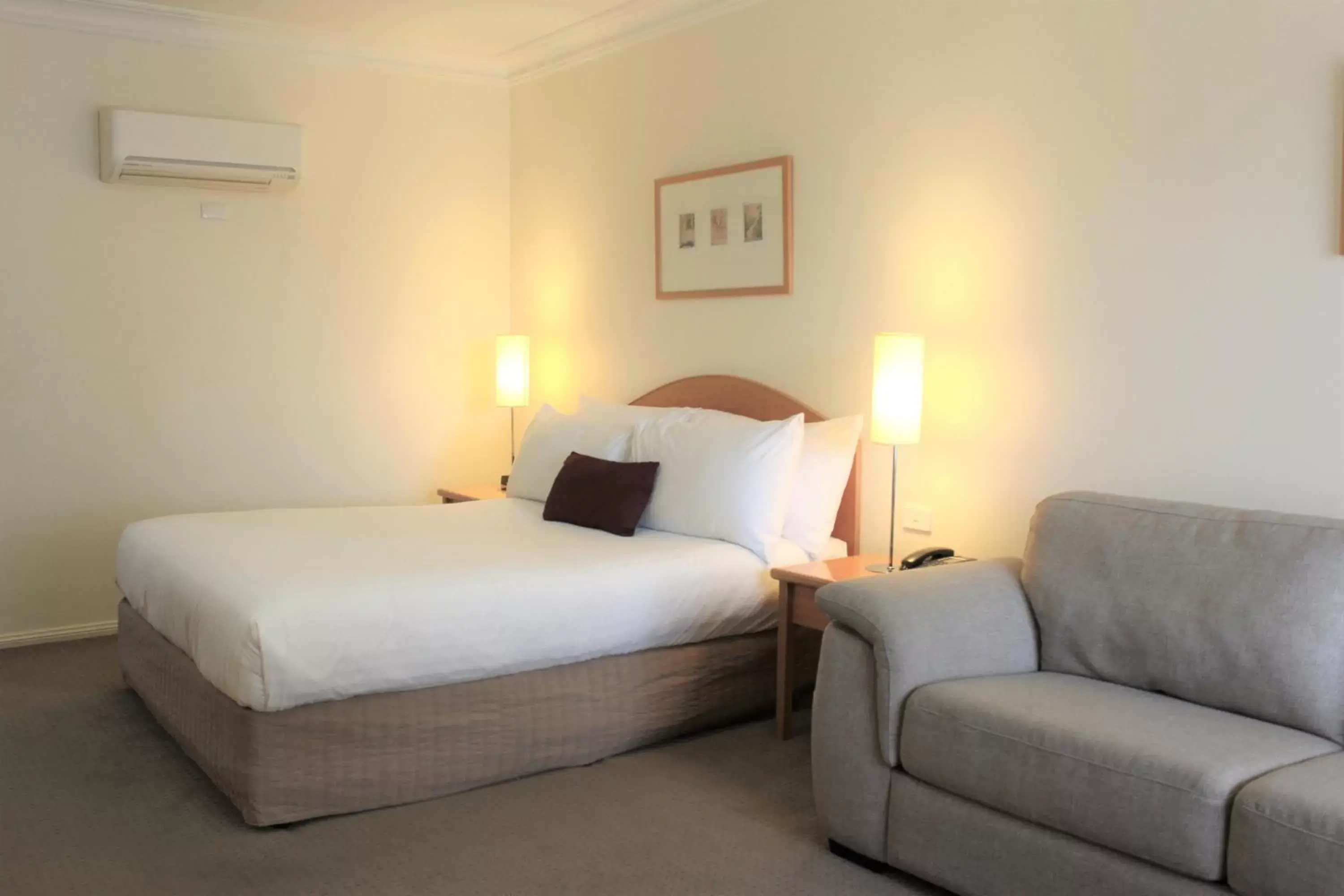 Queen Studio in Carlyle Suites & Apartments Queen Studio in Carlyle Suites & Apartments