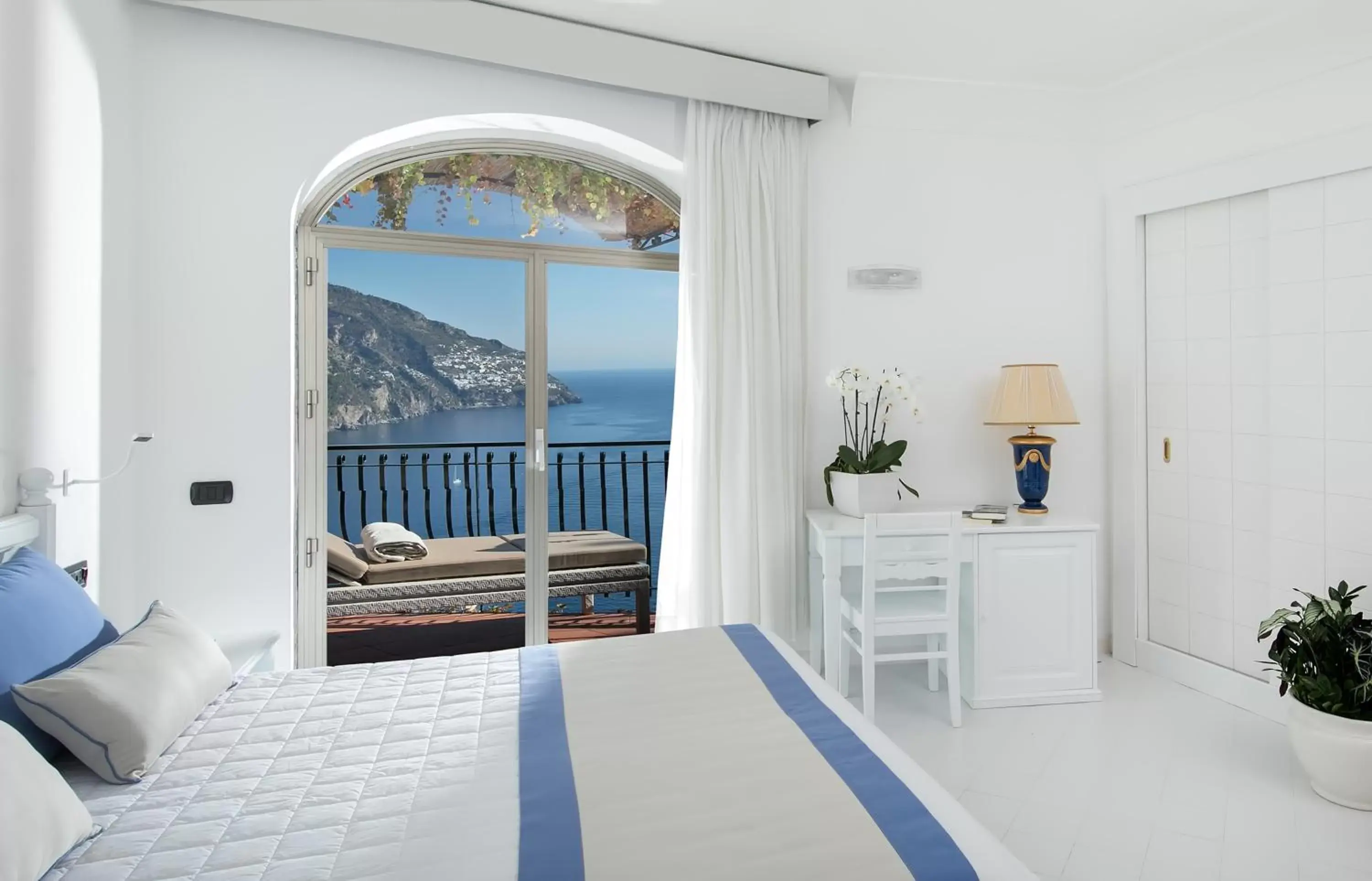 Classic Double Room with Balcony and Sea View in Hotel Le Agavi Classic Double Room with Balcony and Sea View in Hotel Le Agavi