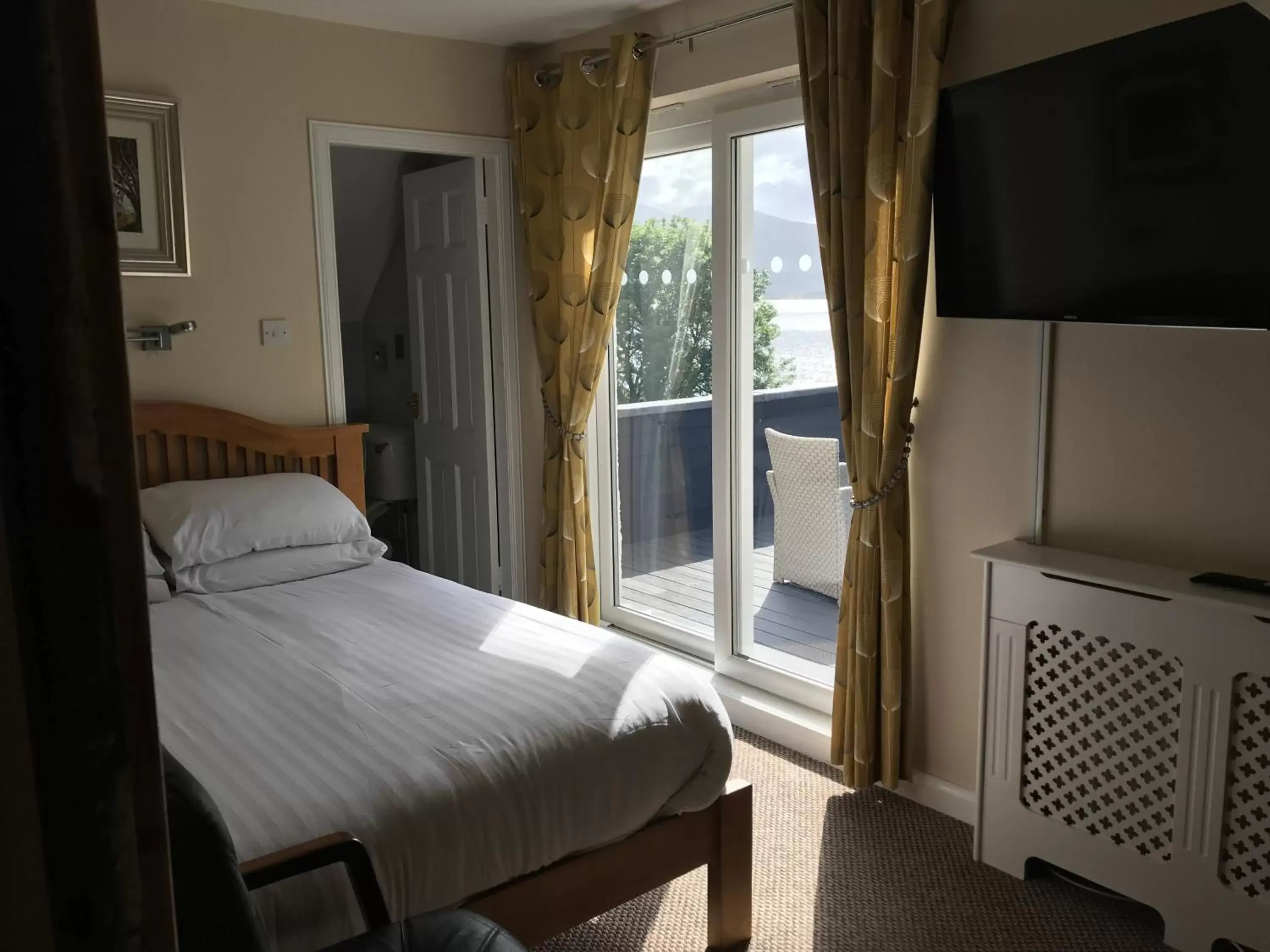 Double Room with Loch View in Campfield House Double Room with Loch View in Campfield House