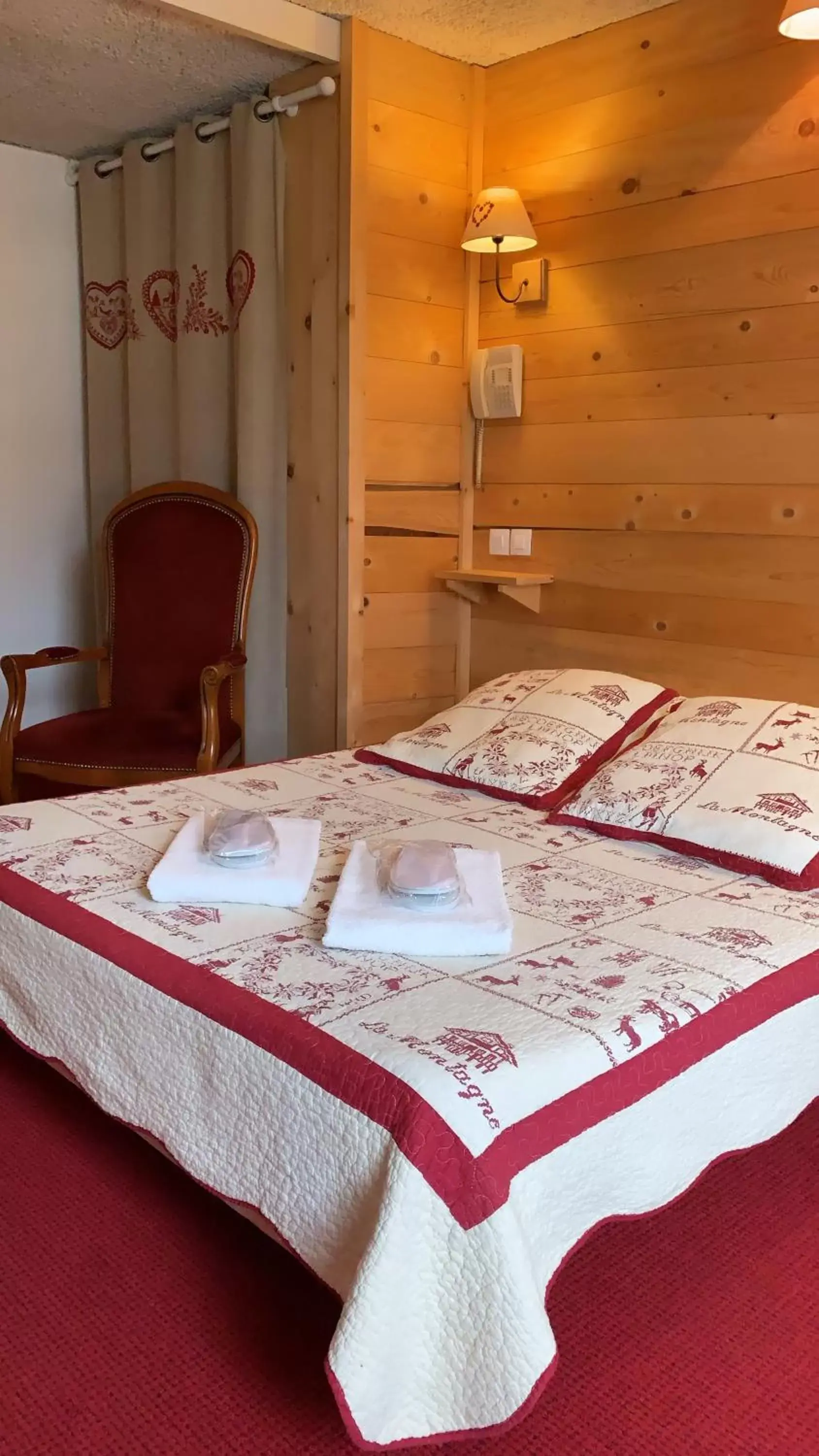 Double Room in Hôtel Le Dauphin Double Room in Hôtel Le Dauphin