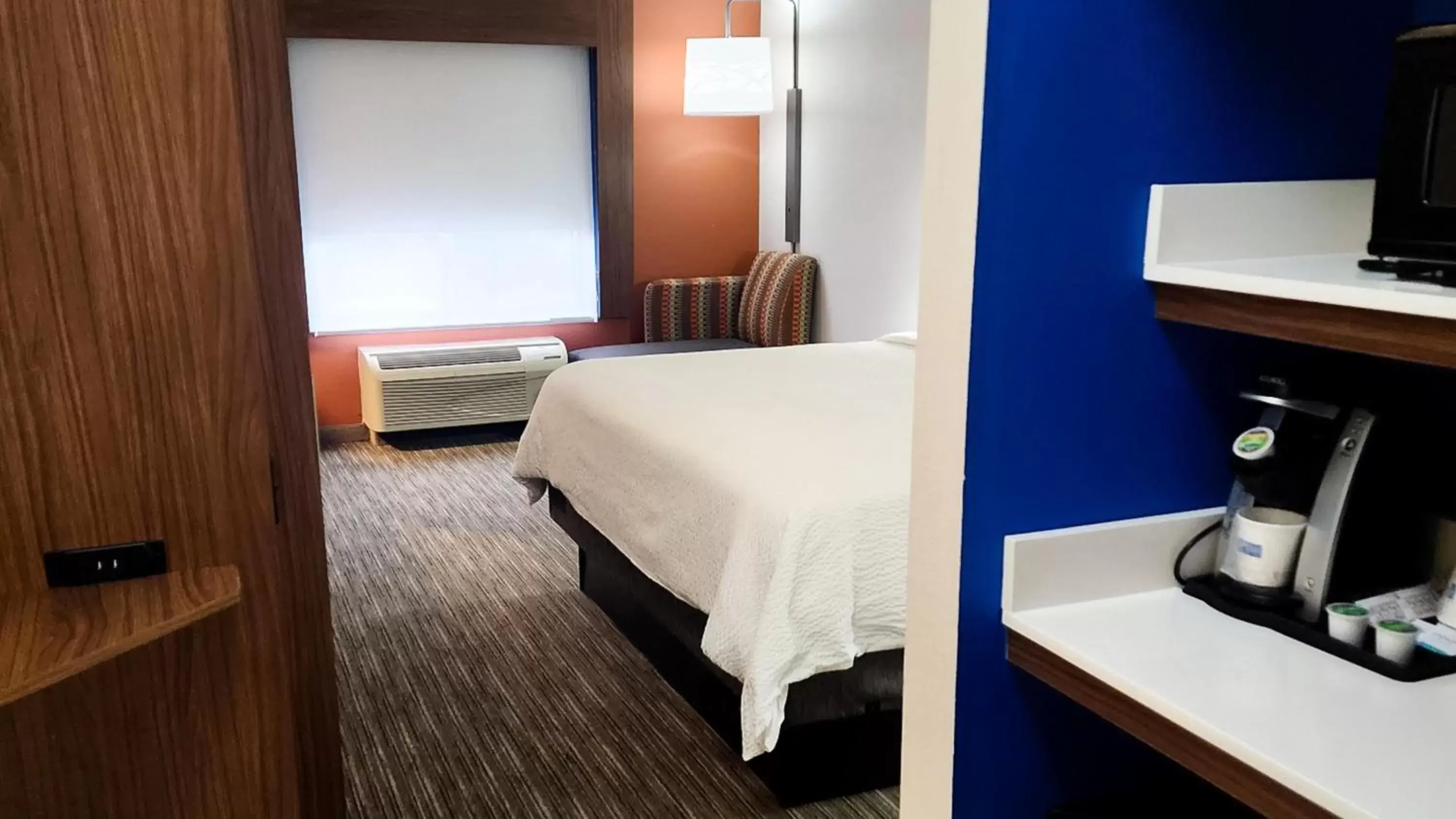 Standard King Room in Holiday Inn Express Hotel & Suites Chicago South Lansing by IHG Standard King Room in Holiday Inn Express Hotel & Suites Chicago South Lansing by IHG