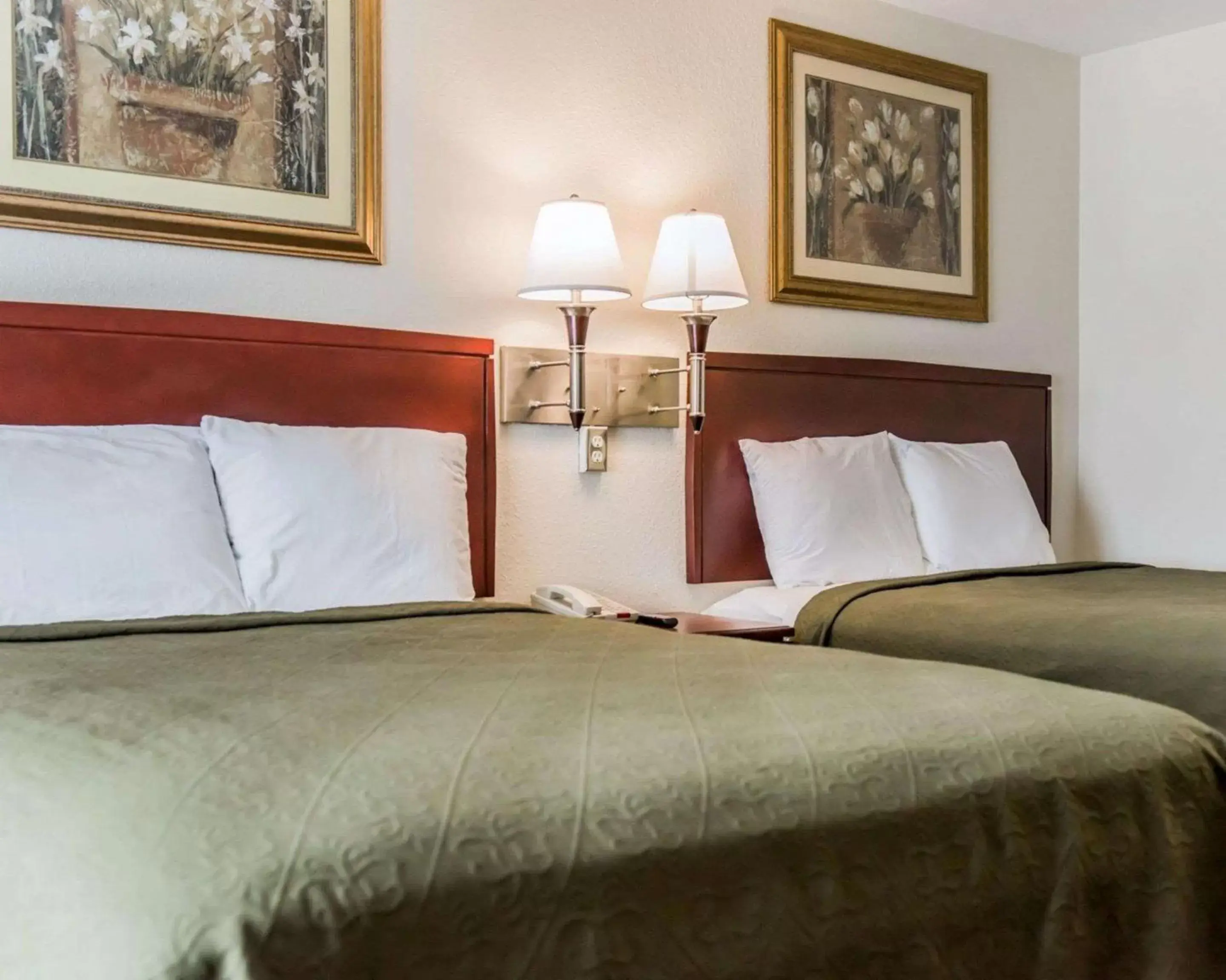 Queen Room with Two Queen Beds - Smoking in Econo Lodge Queen Room with Two Queen Beds - Smoking in Econo Lodge