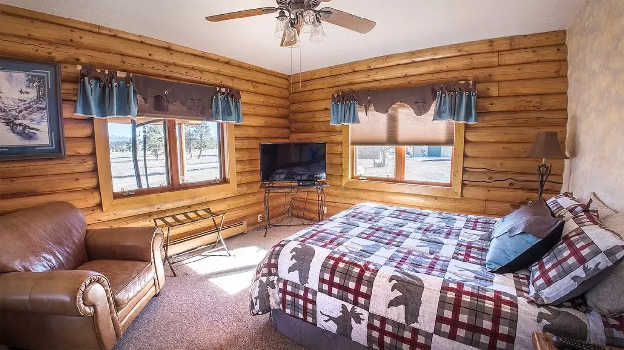 Deluxe Queen Room in Elktrace Bed and Breakfast Deluxe Queen Room in Elktrace Bed and Breakfast