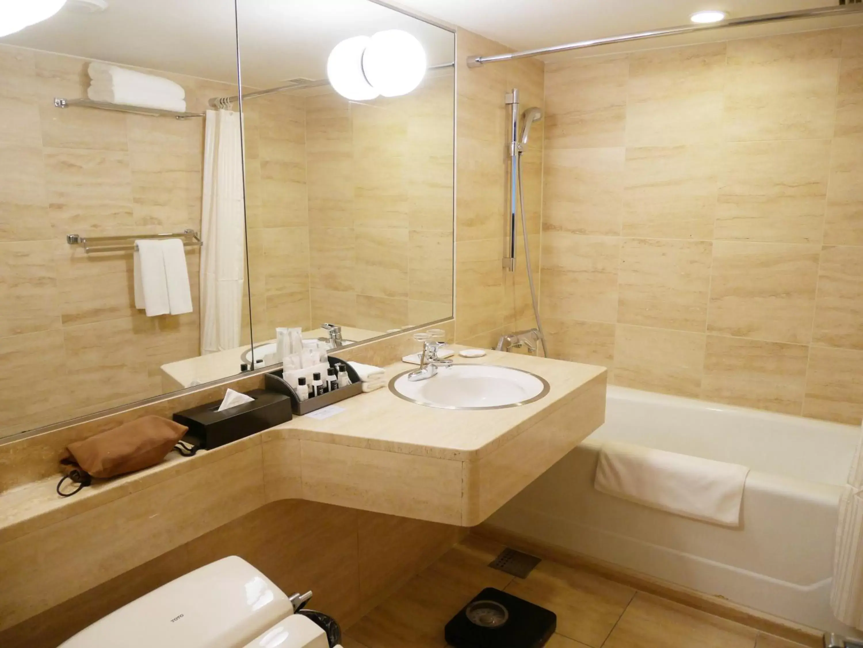 Premium Twin Room with Lounge Access - Smoking in ANA Crowne Plaza Fukuoka by IHG Premium Twin Room with Lounge Access - Smoking in ANA Crowne Plaza Fukuoka by IHG