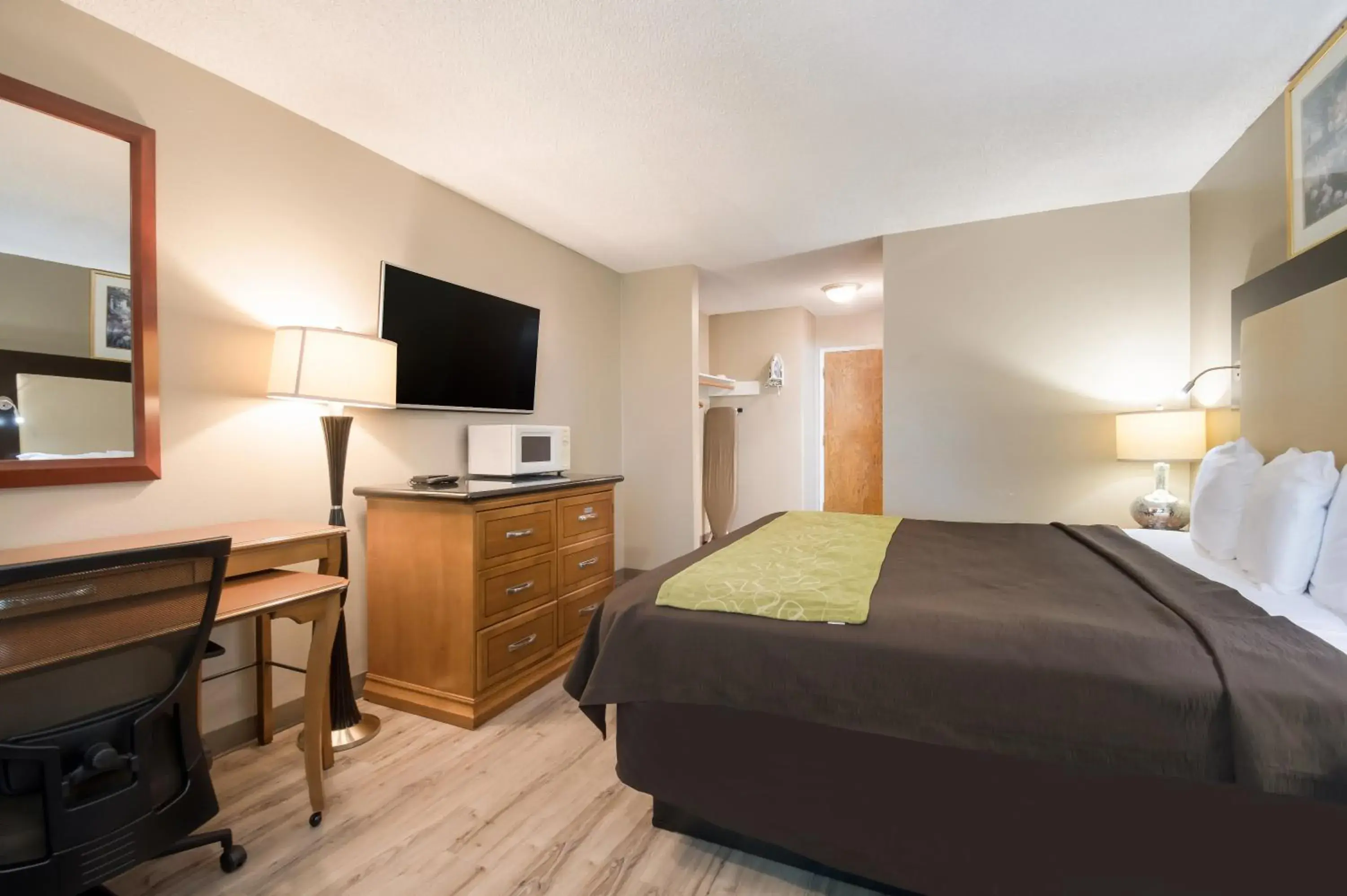King Room - Non-Smoking in Rodeway Inn & Suites Portland West - Beaverton King Room - Non-Smoking in Rodeway Inn & Suites Portland West - Beaverton