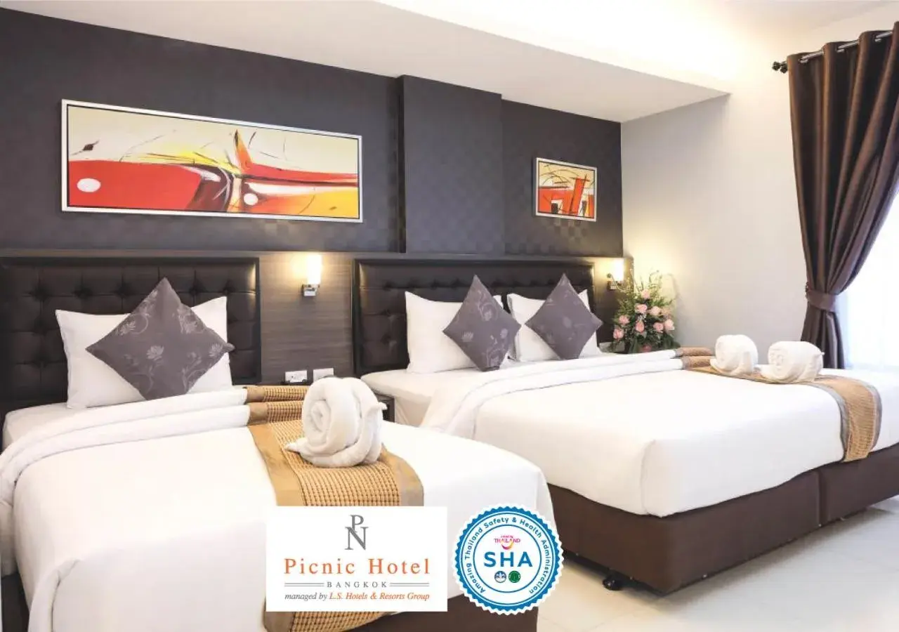 Deluxe Triple Room in Picnic Hotel Bangkok - Rang Nam Deluxe Triple Room in Picnic Hotel Bangkok - Rang Nam