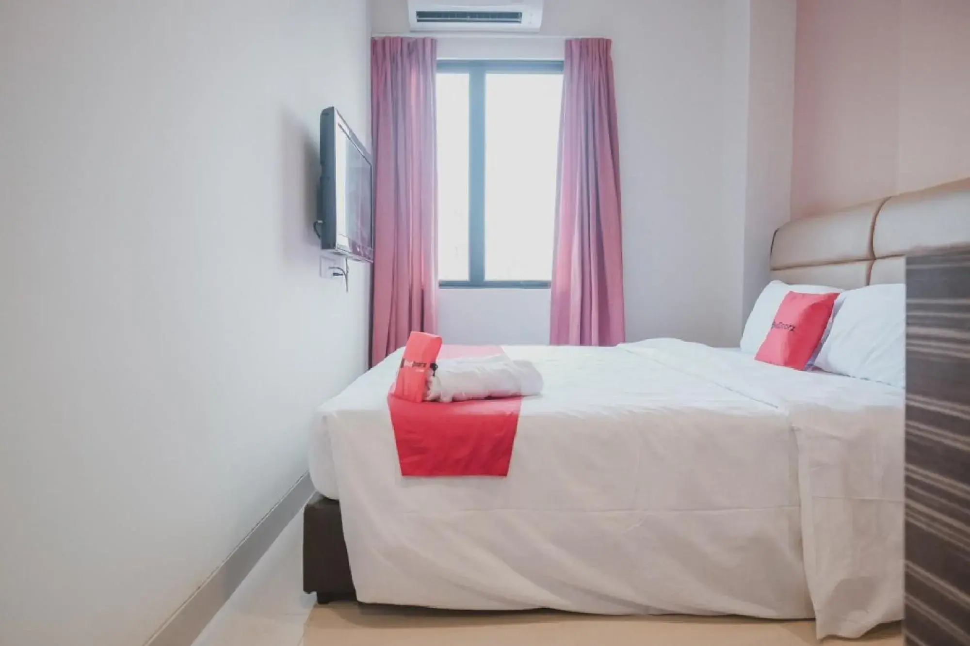 Double Room in RedDoorz Plus near Ferry Terminal Batam Center Double Room in RedDoorz Plus near Ferry Terminal Batam Center