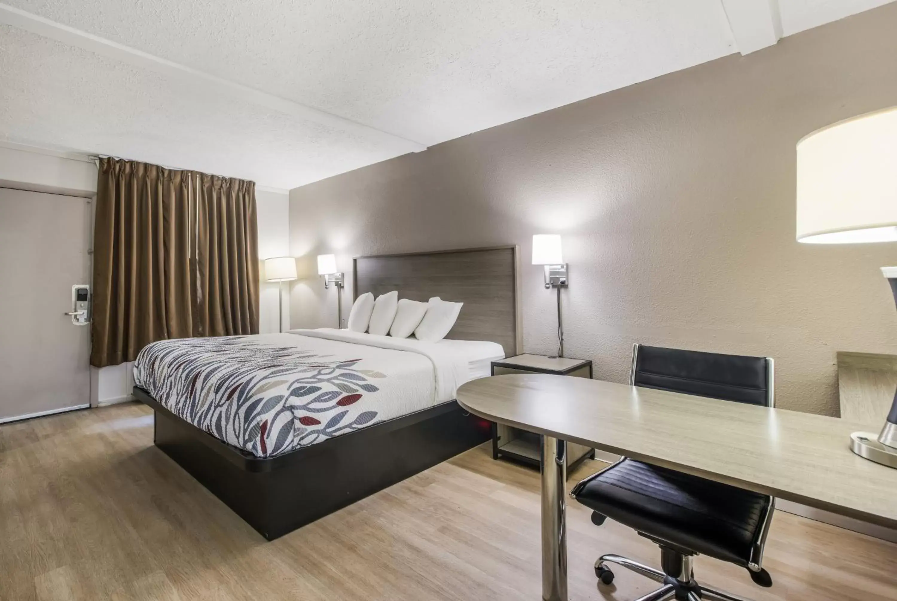 Superior King Room Non-Smoking in Red Roof Inn Savannah - Richmond Hill I-95 Superior King Room Non-Smoking in Red Roof Inn Savannah - Richmond Hill I-95