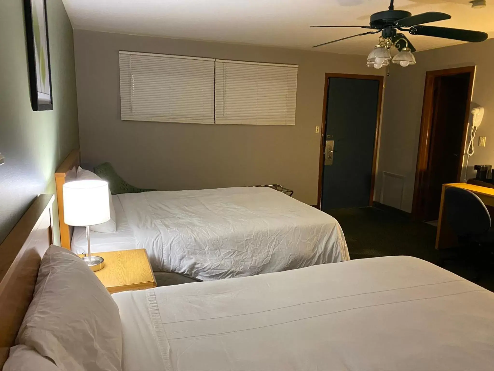 Queen Room with Two Queen Beds - Non-Smoking in Diamond Motel - Abilene Queen Room with Two Queen Beds - Non-Smoking in Diamond Motel - Abilene