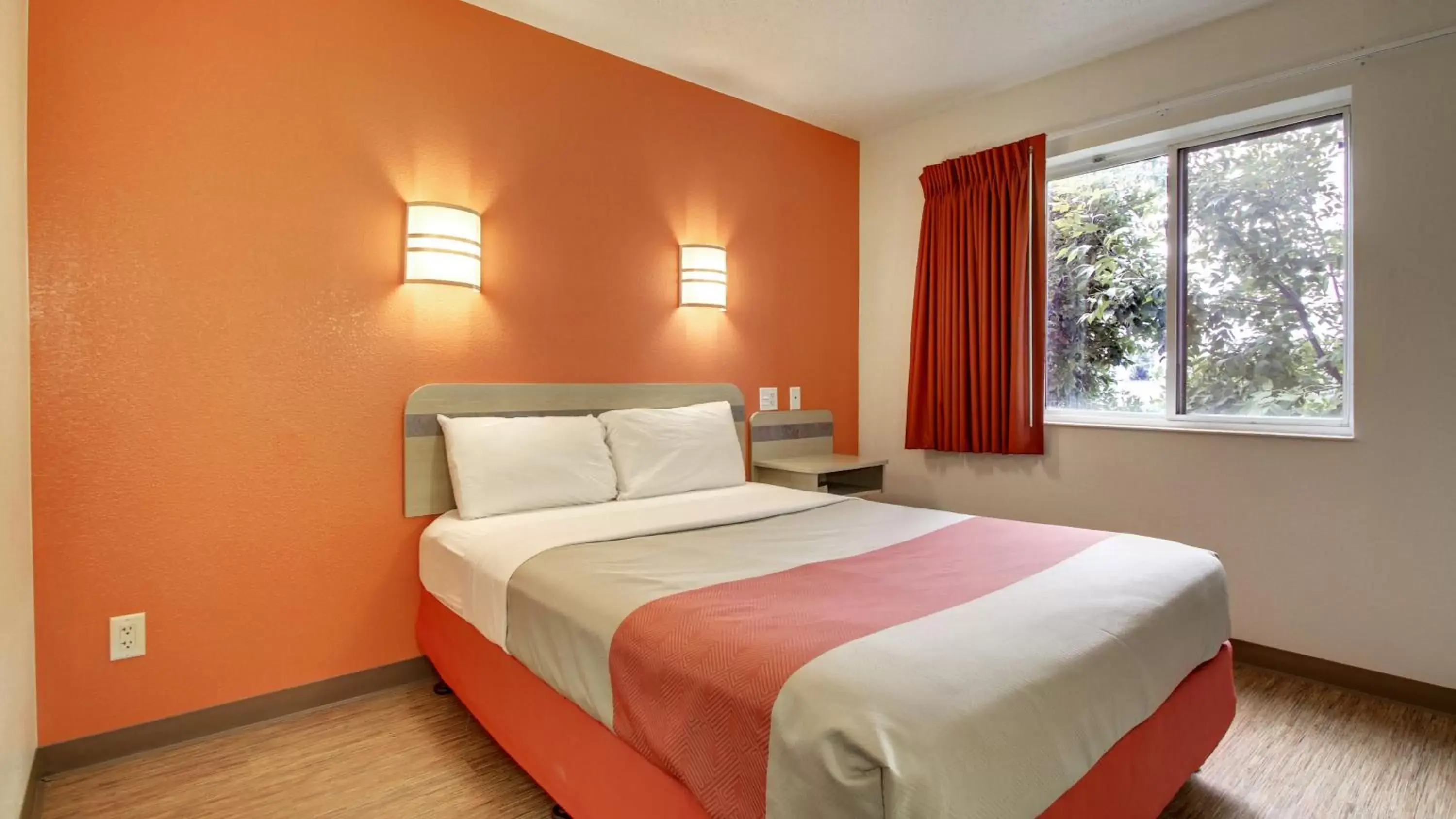 Queen Room - single occupancy in Motel 6-Springfield, IL I-55 I-72 Queen Room - single occupancy in Motel 6-Springfield, IL I-55 I-72