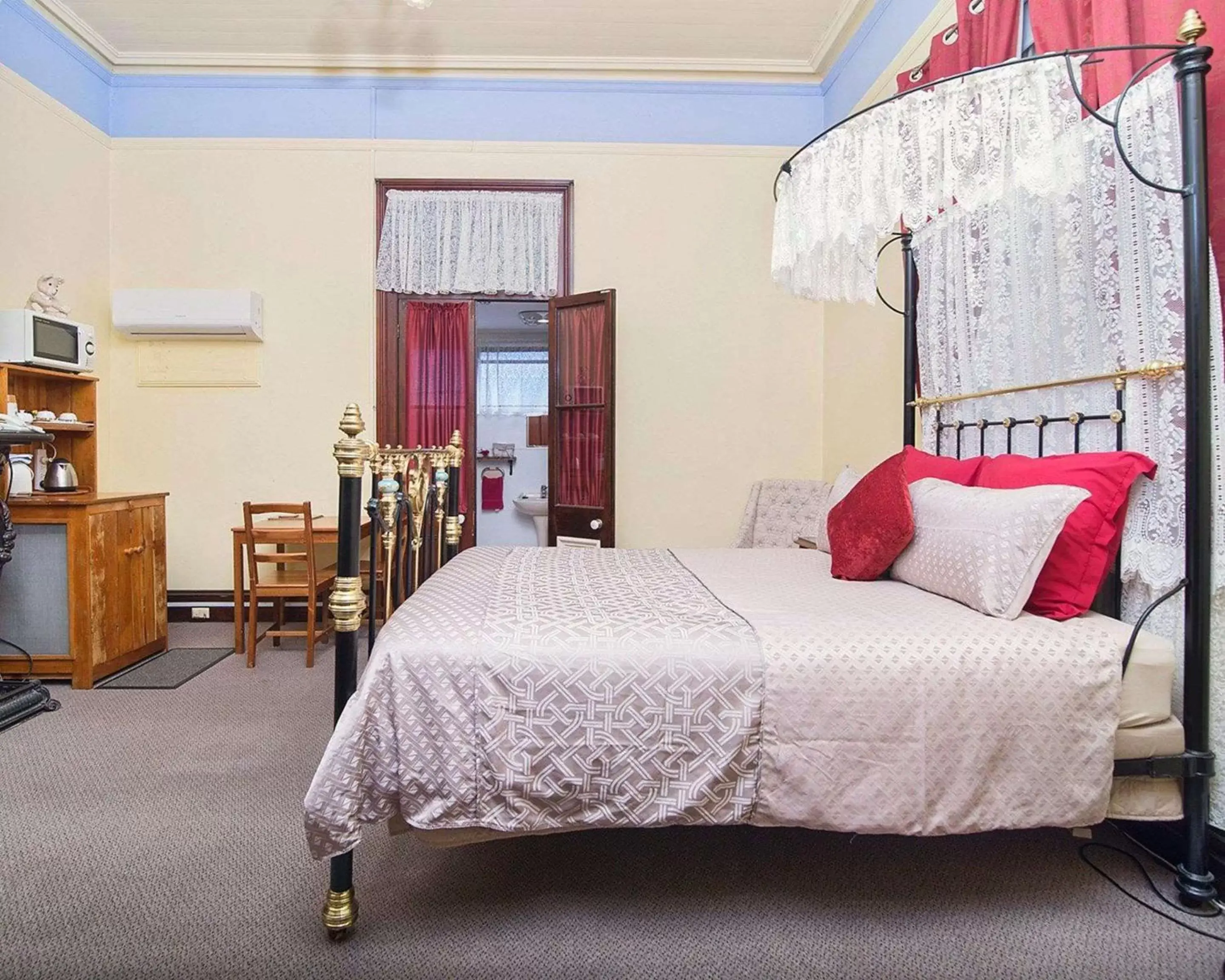 Deluxe Queen Room in Comfort Inn Warwick Deluxe Queen Room in Comfort Inn Warwick