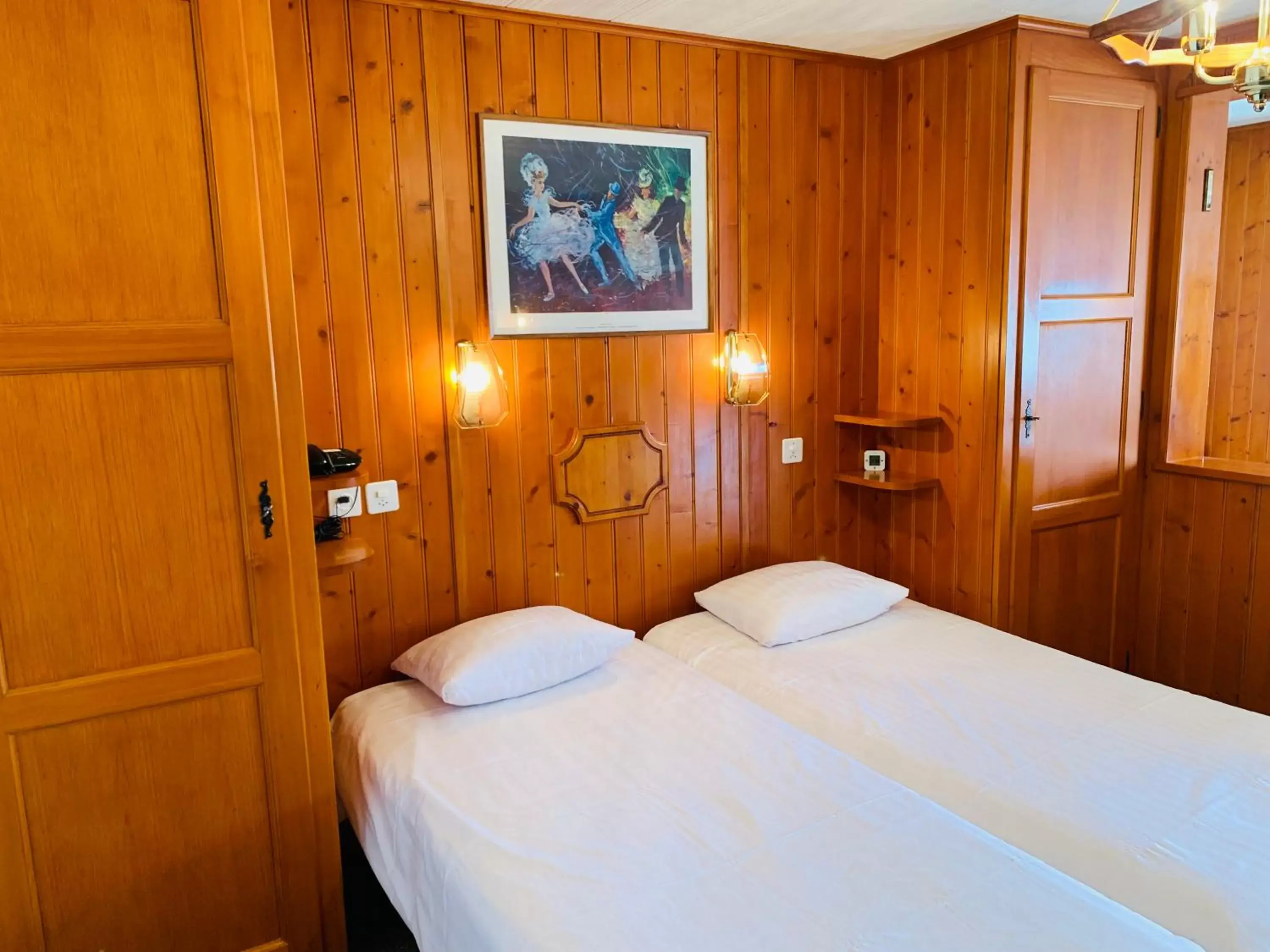 Superior Double Room in Hôtel Ecureuil Villars Superior Double Room in Hôtel Ecureuil Villars