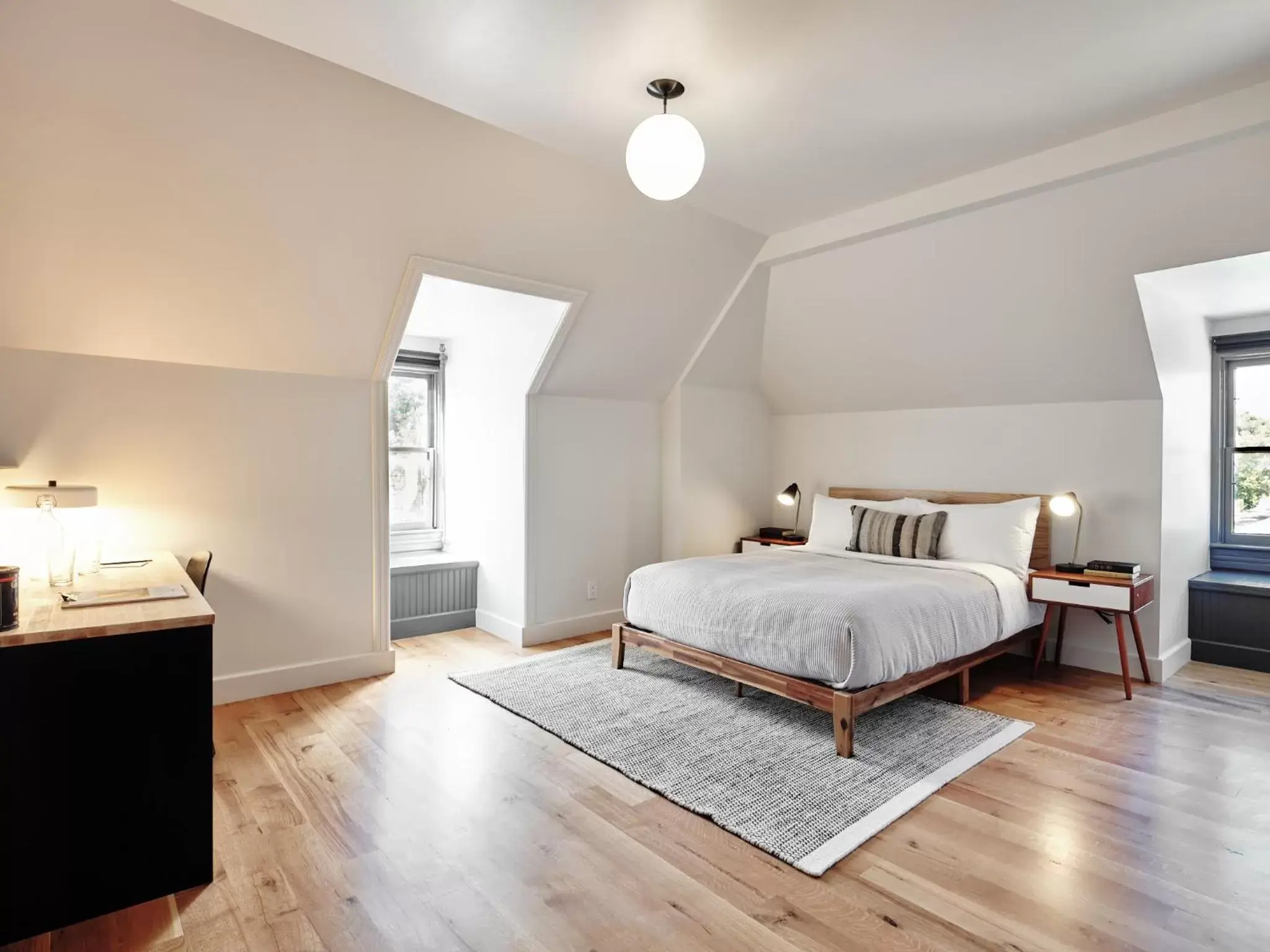 Deluxe Queen Room in Thatcher Hotel Deluxe Queen Room in Thatcher Hotel