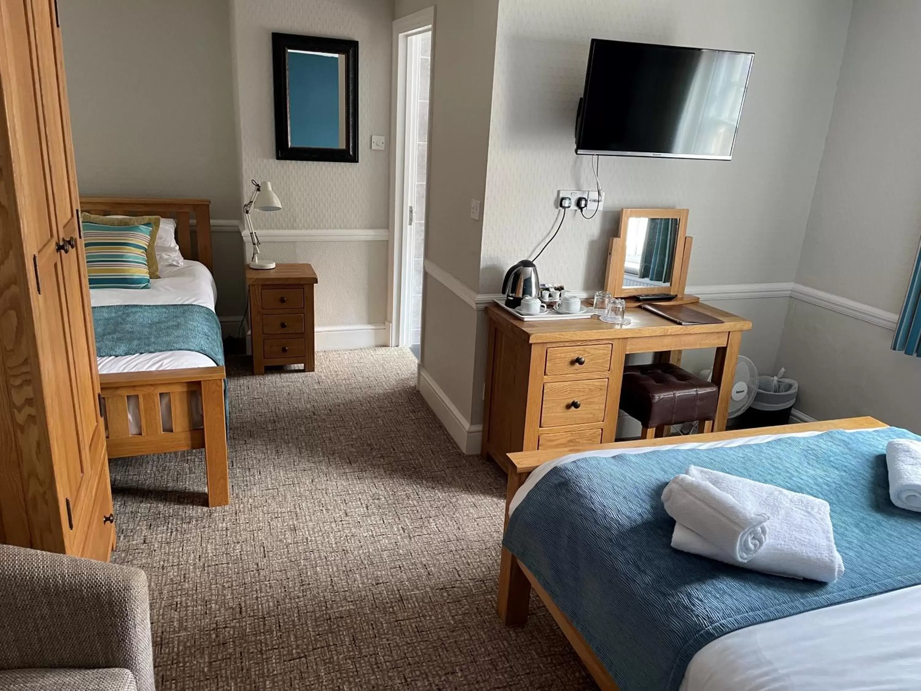 Comfort Triple Room with Shower in The Swan Inn Comfort Triple Room with Shower in The Swan Inn