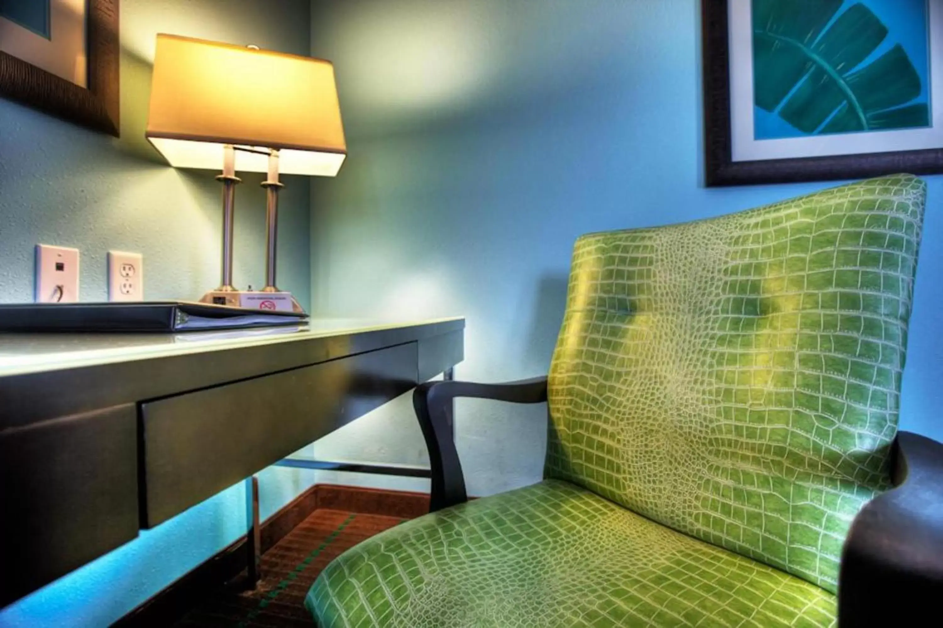 One-Bedroom Suite with Tub - Mobility Accessible in Holiday Inn Hotel & Suites Ocala Conference Center by IHG One-Bedroom Suite with Tub - Mobility Accessible in Holiday Inn Hotel & Suites Ocala Conference Center by IHG