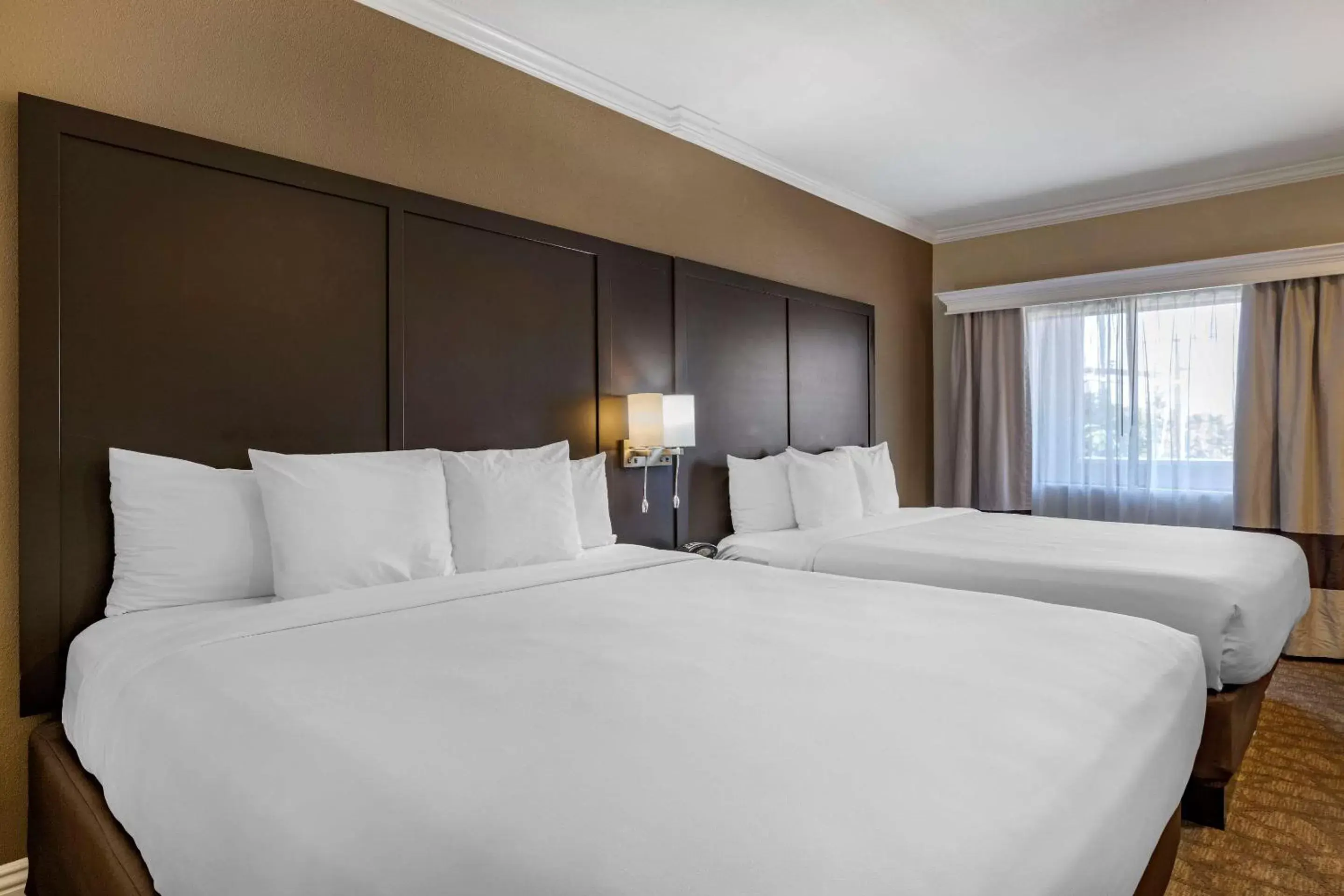 Standard King Room with Two King Beds - Non-Smoking in Comfort Inn & Suites Huntington Beach Standard King Room with Two King Beds - Non-Smoking in Comfort Inn & Suites Huntington Beach