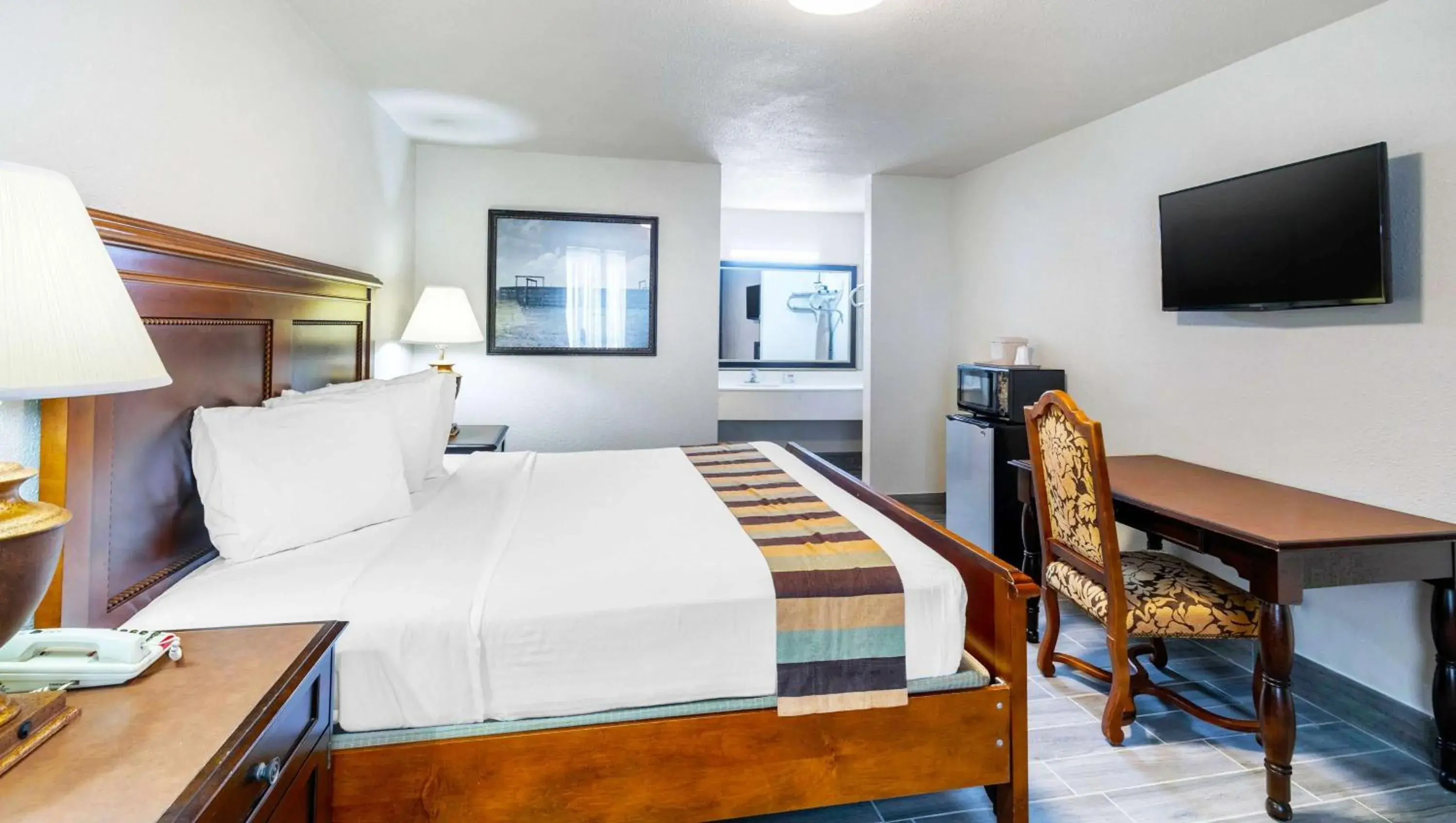 1 King Bed Nonsmoking in Magnuson Grand Hotel and Conference Center Tyler 1 King Bed Nonsmoking in Magnuson Grand Hotel and Conference Center Tyler