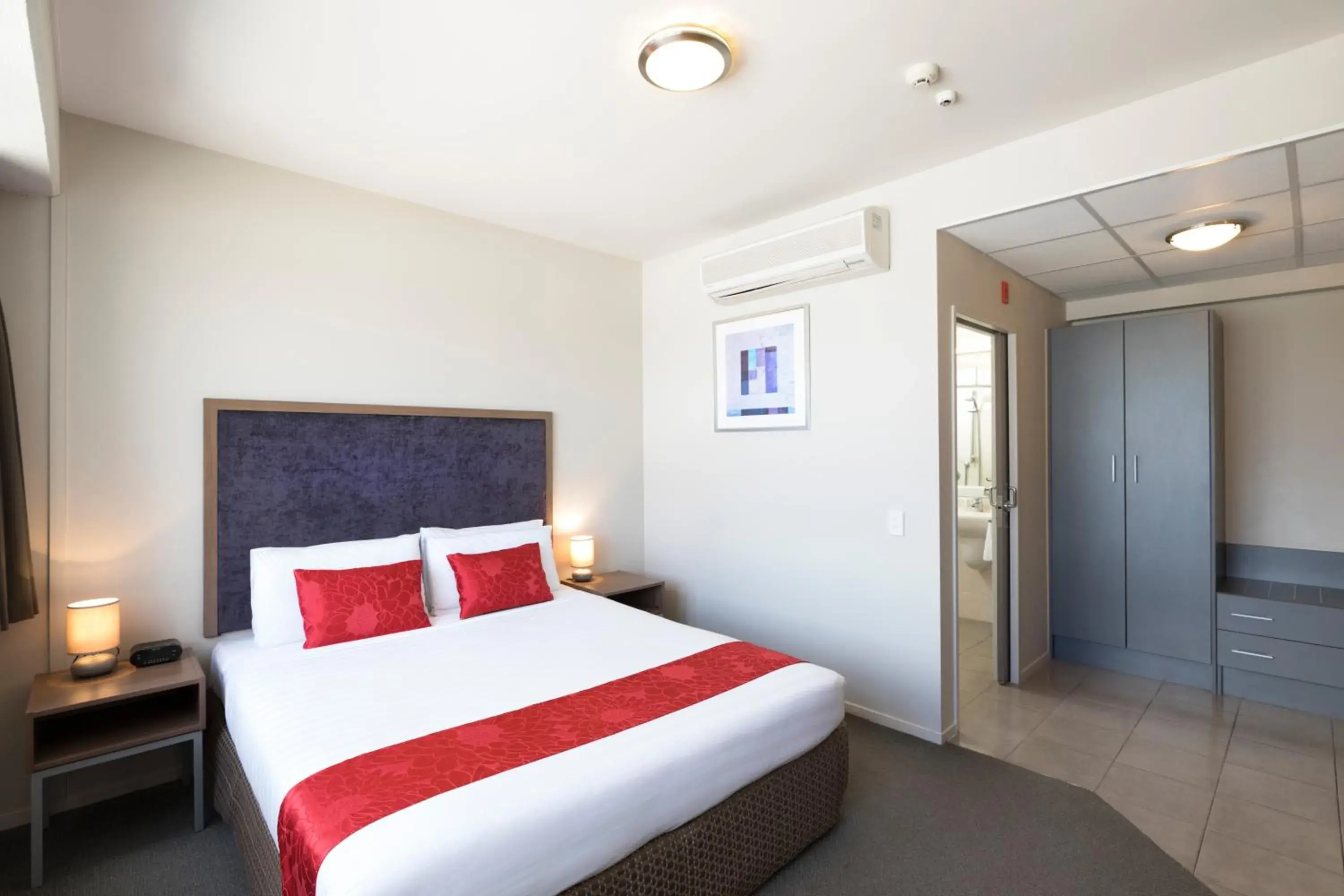 Studio - Disability Access in Quality Suites Central Square Studio - Disability Access in Quality Suites Central Square